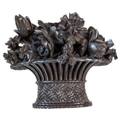 Handgeschnitzte Blumenkorb-Skulptur mit dunkler Patina, 19. Jahrhundert