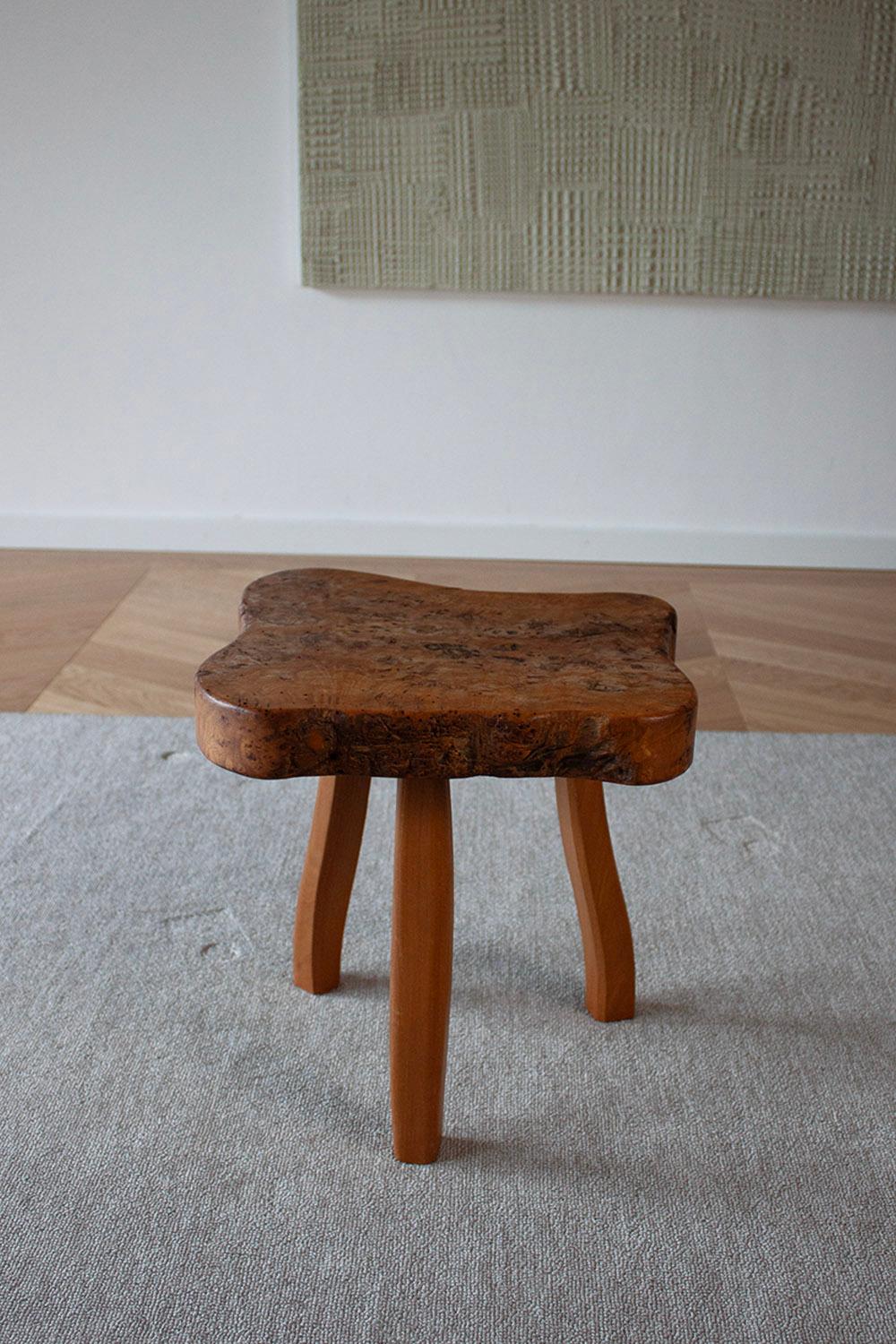 French hand carved Burl wood Three Legged Stool (2 of 4) In Good Condition For Sale In Rümmingen, BW