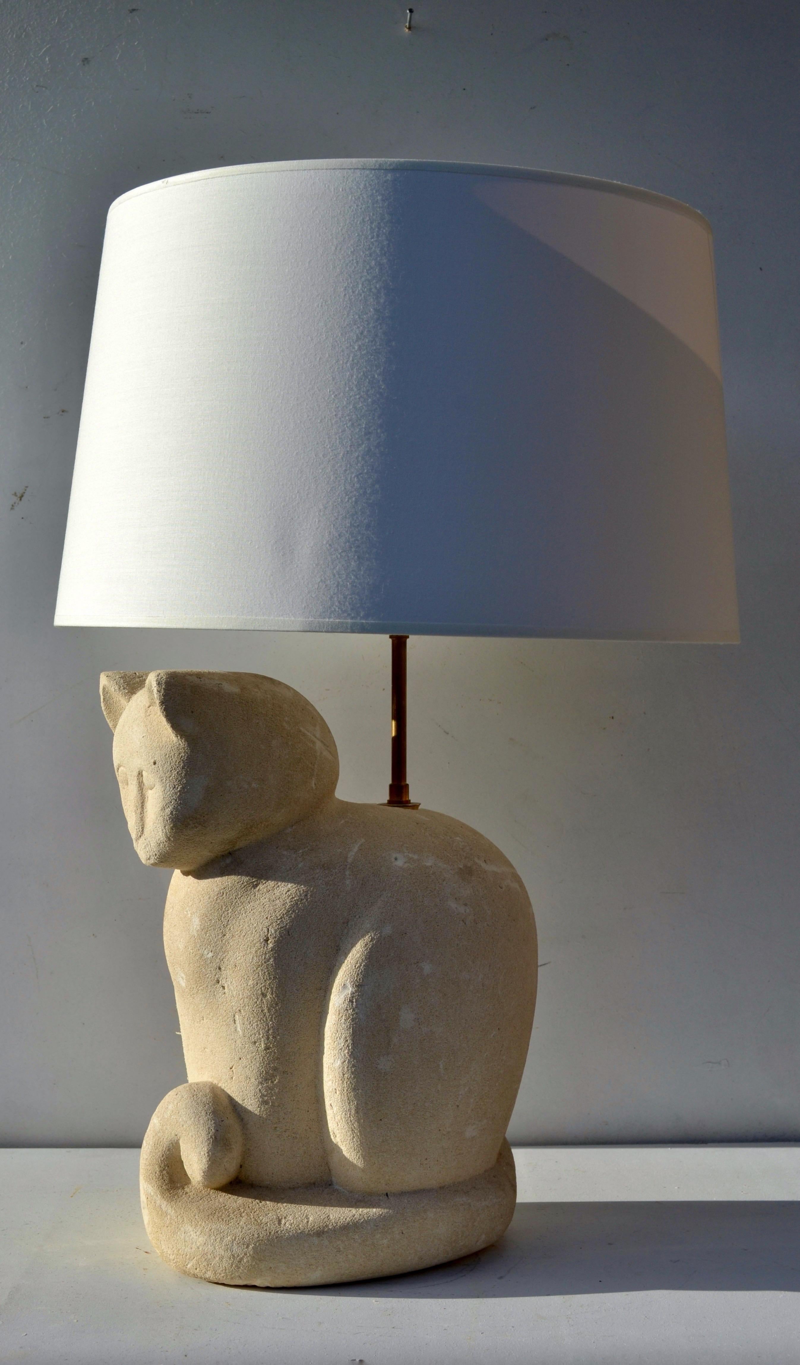 Sculpté à la main Lampe chat en pierre calcaire sculptée à la main, 1970 en vente