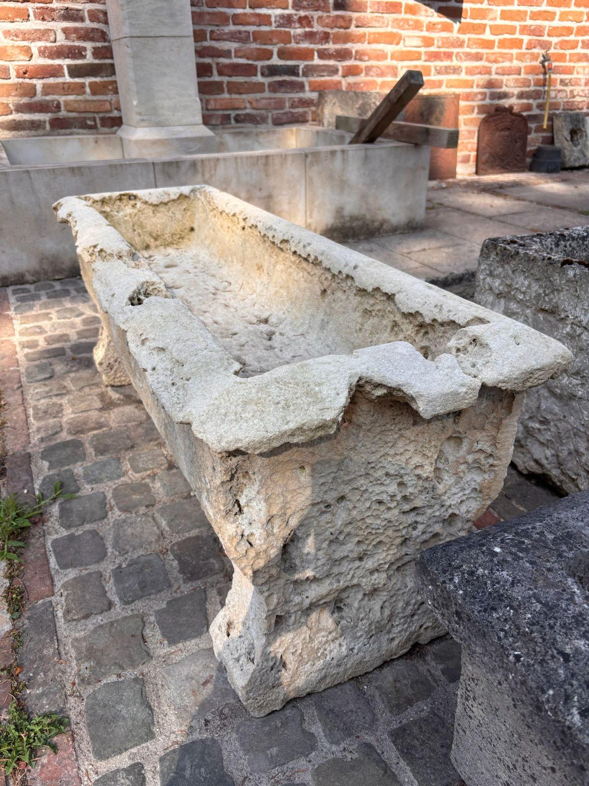 Français Auge en pierre calcaire française sculptée à la main sur pieds intégrés en vente