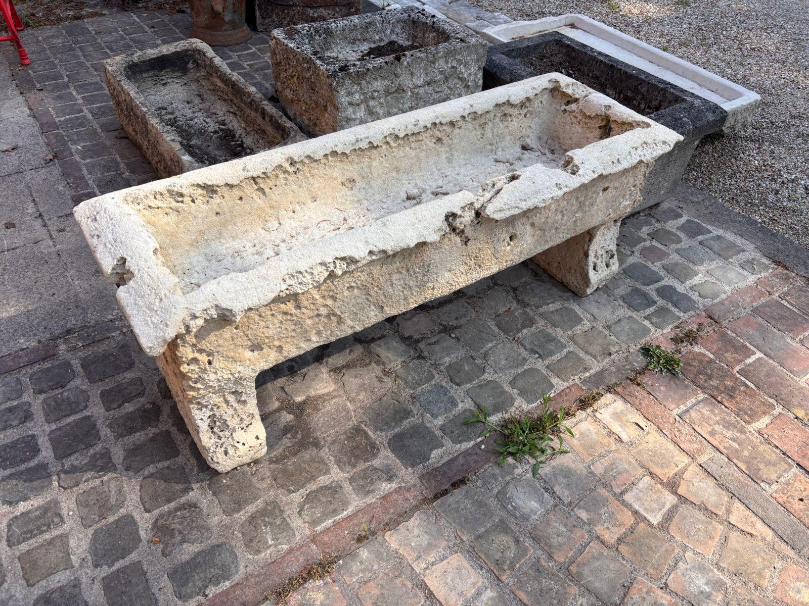 Calcaire Auge en pierre calcaire française sculptée à la main sur pieds intégrés en vente
