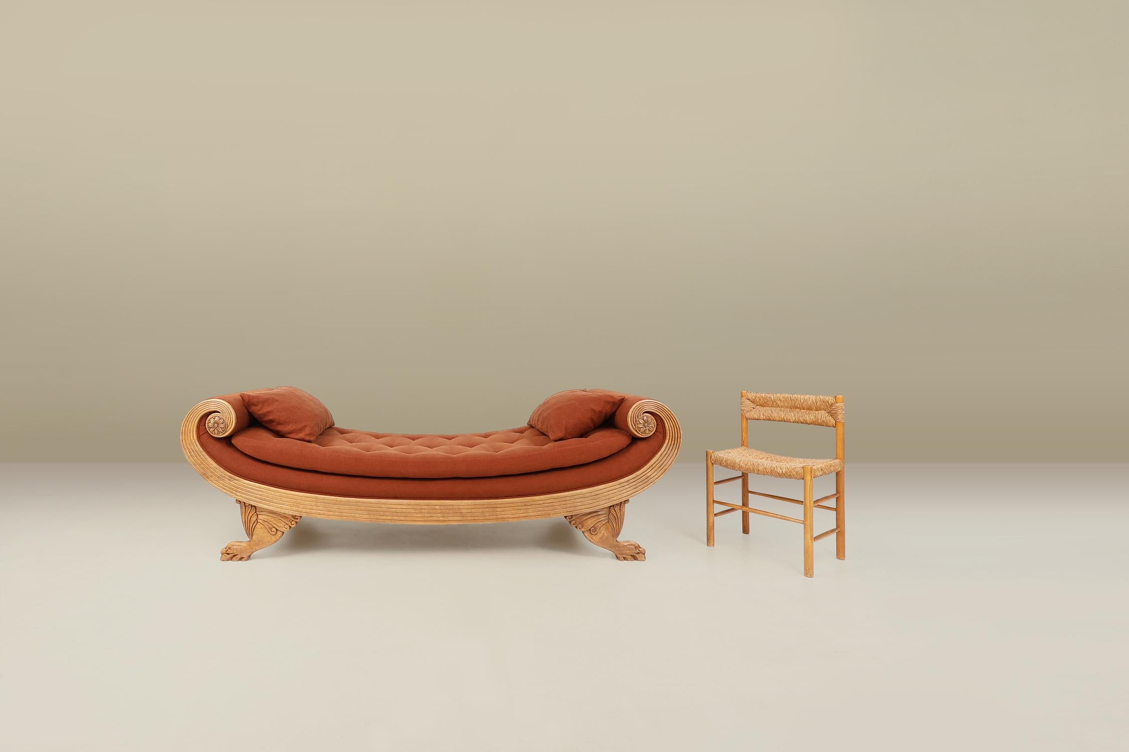 French hand carved oak daybed in Empire style For Sale 5
