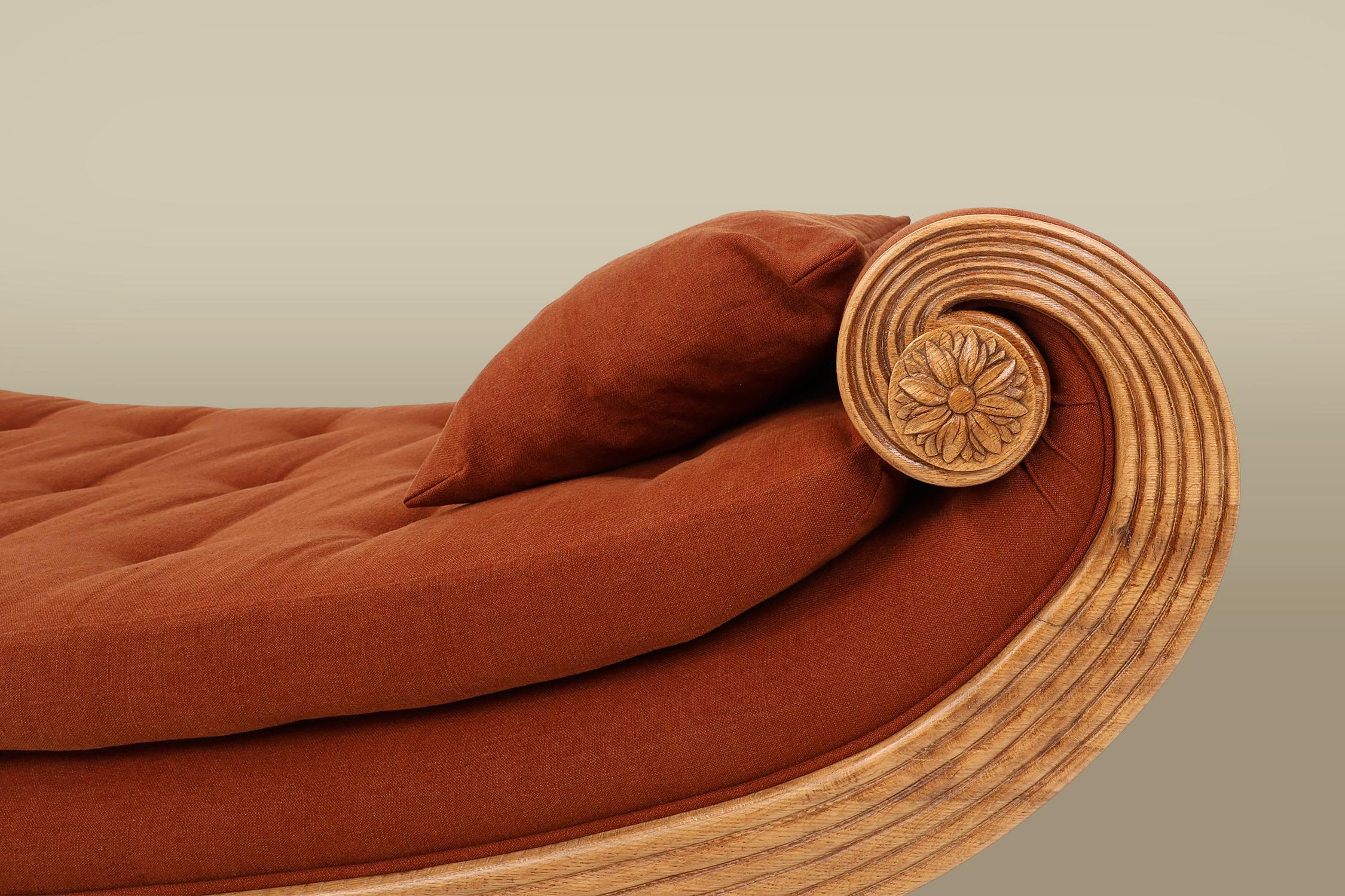 France / 1950 / daybed / oak, linen / Mid-century / Empire revival

Empire style daybed or chaise longue with linen upholstery. Hand carved in solid oak in France in the 1950s. 

This comfortable and elegant vintage piece has empire style