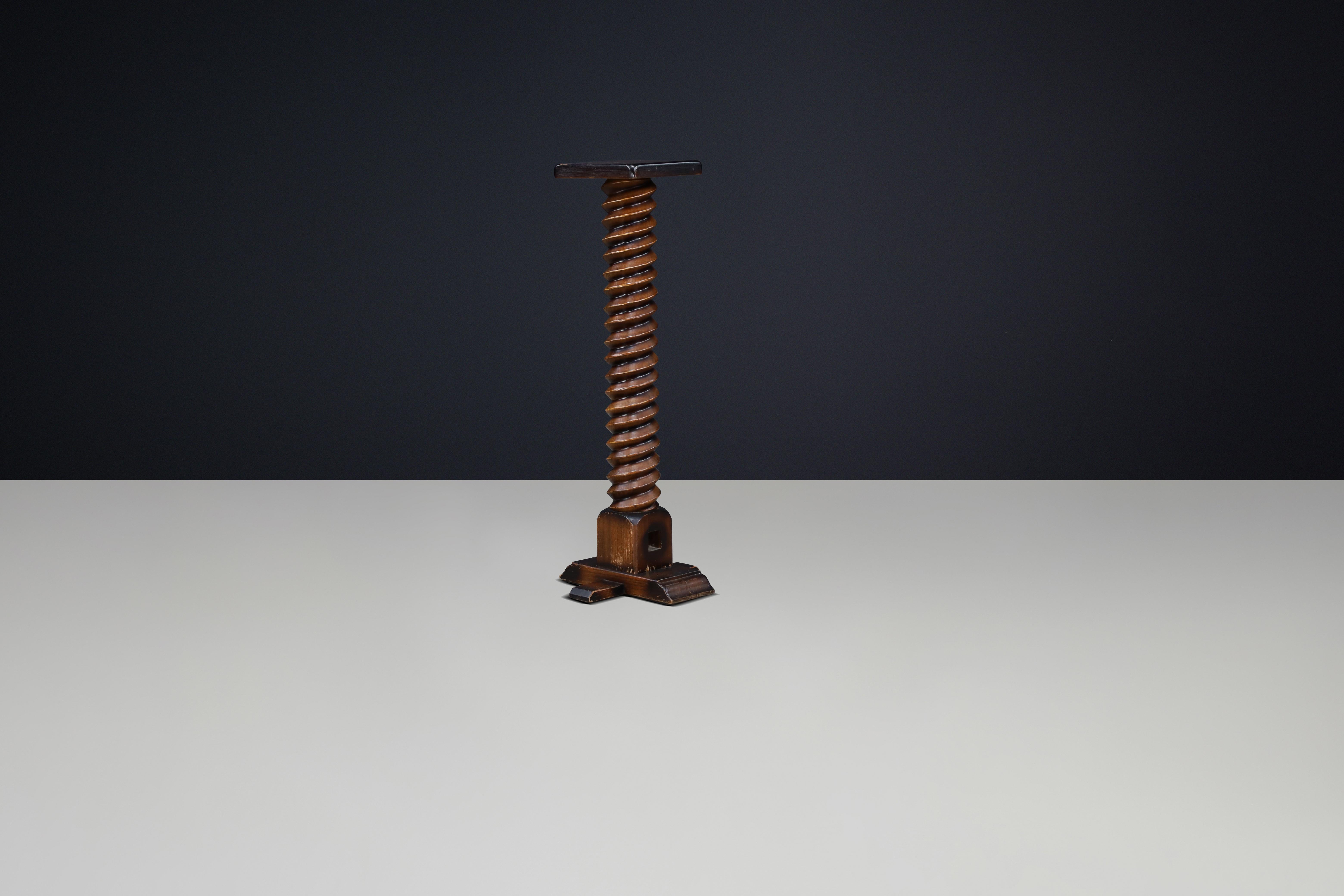 Piédestal en bois en spirale sculpté à la main avec patine d'origine, années 1940

Un piédestal en bois français sculpté à la main datant des années 1940, avec une élégante colonne en spirale et une belle patine d'origine.

Ce piédestal sculptural