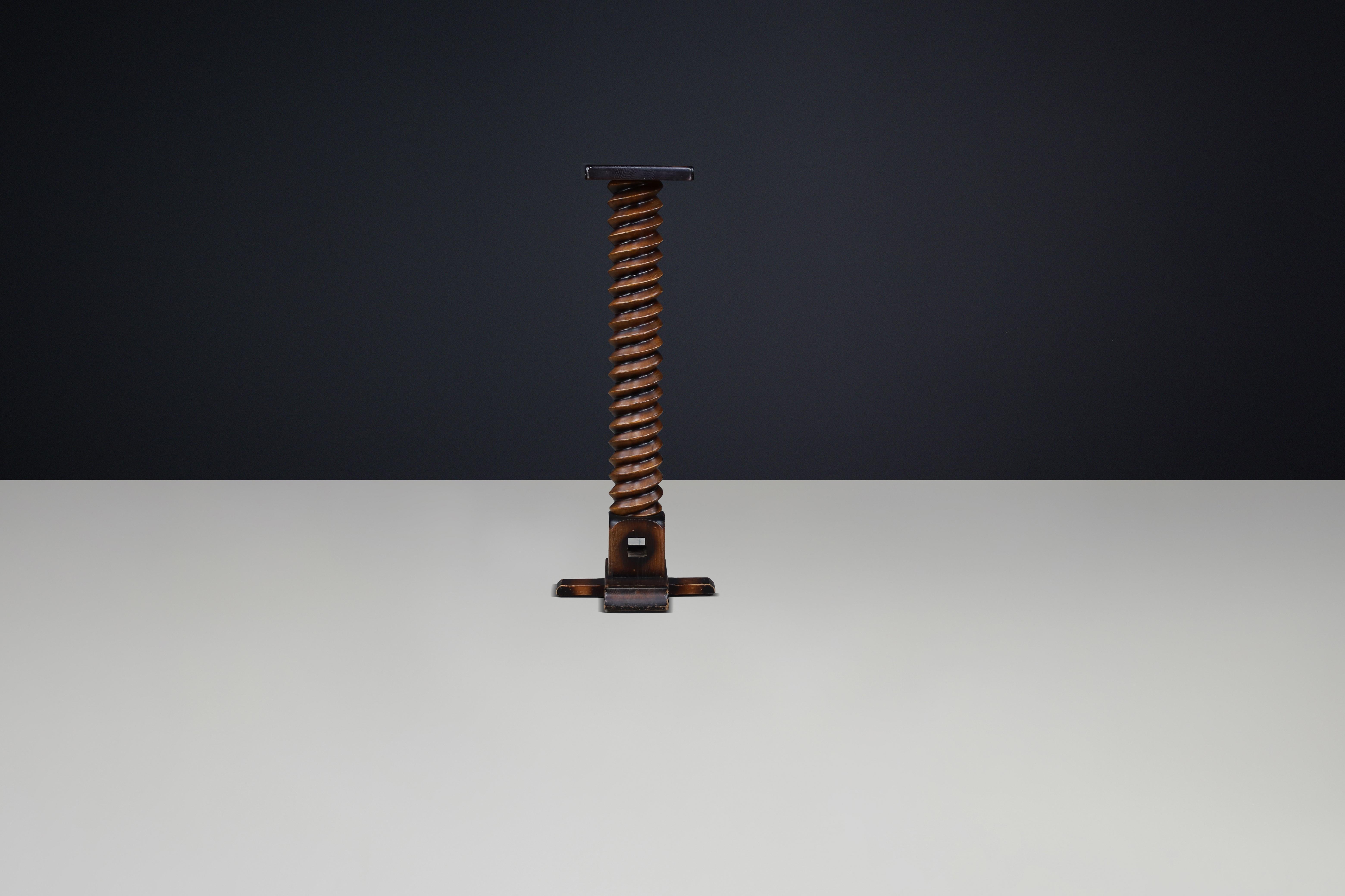 Art déco Piédestal en bois en spirale sculpté à la main avec patine d'origine, années 1940 en vente