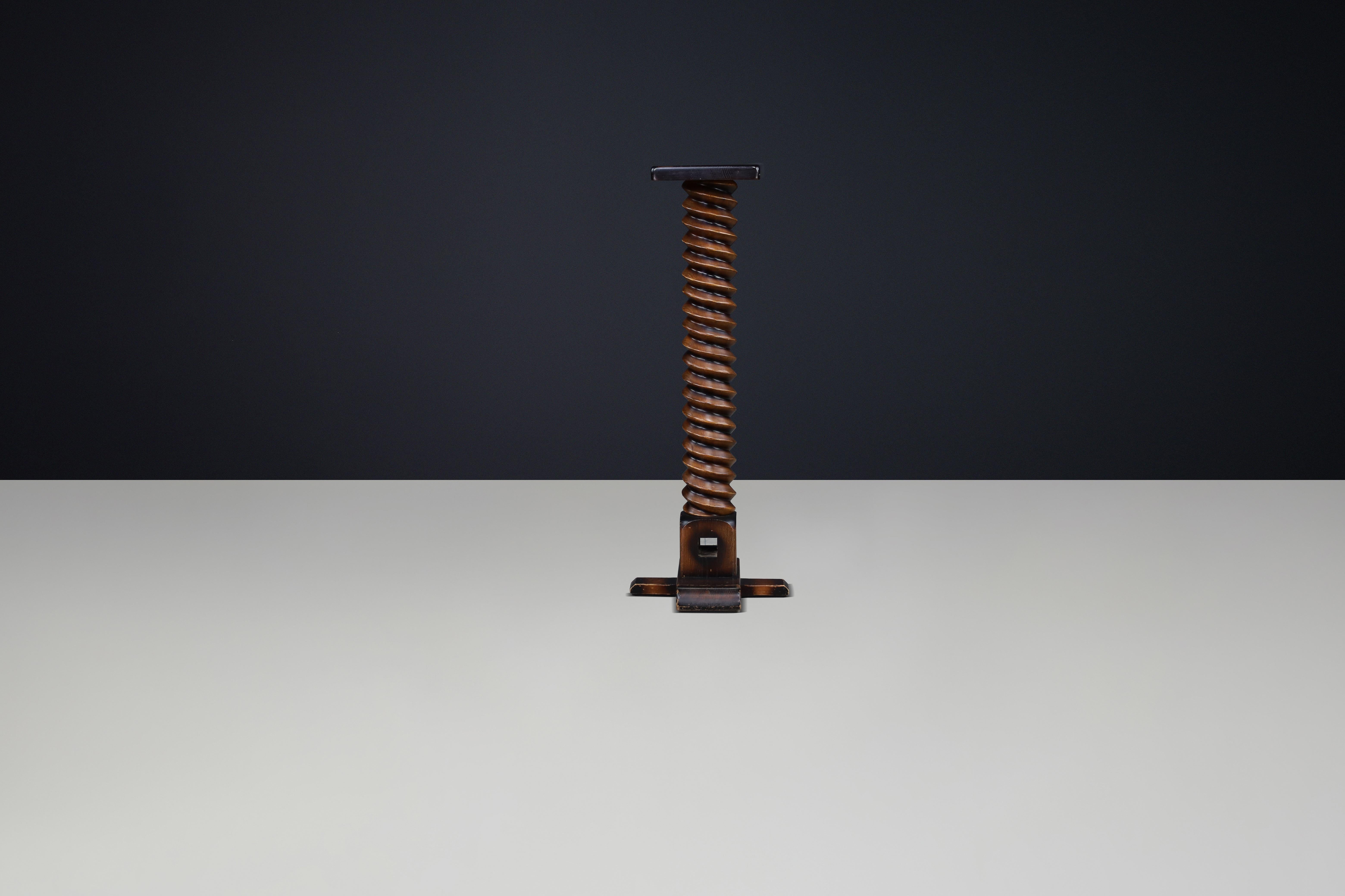 Français Piédestal en bois en spirale sculpté à la main avec patine d'origine, années 1940 en vente