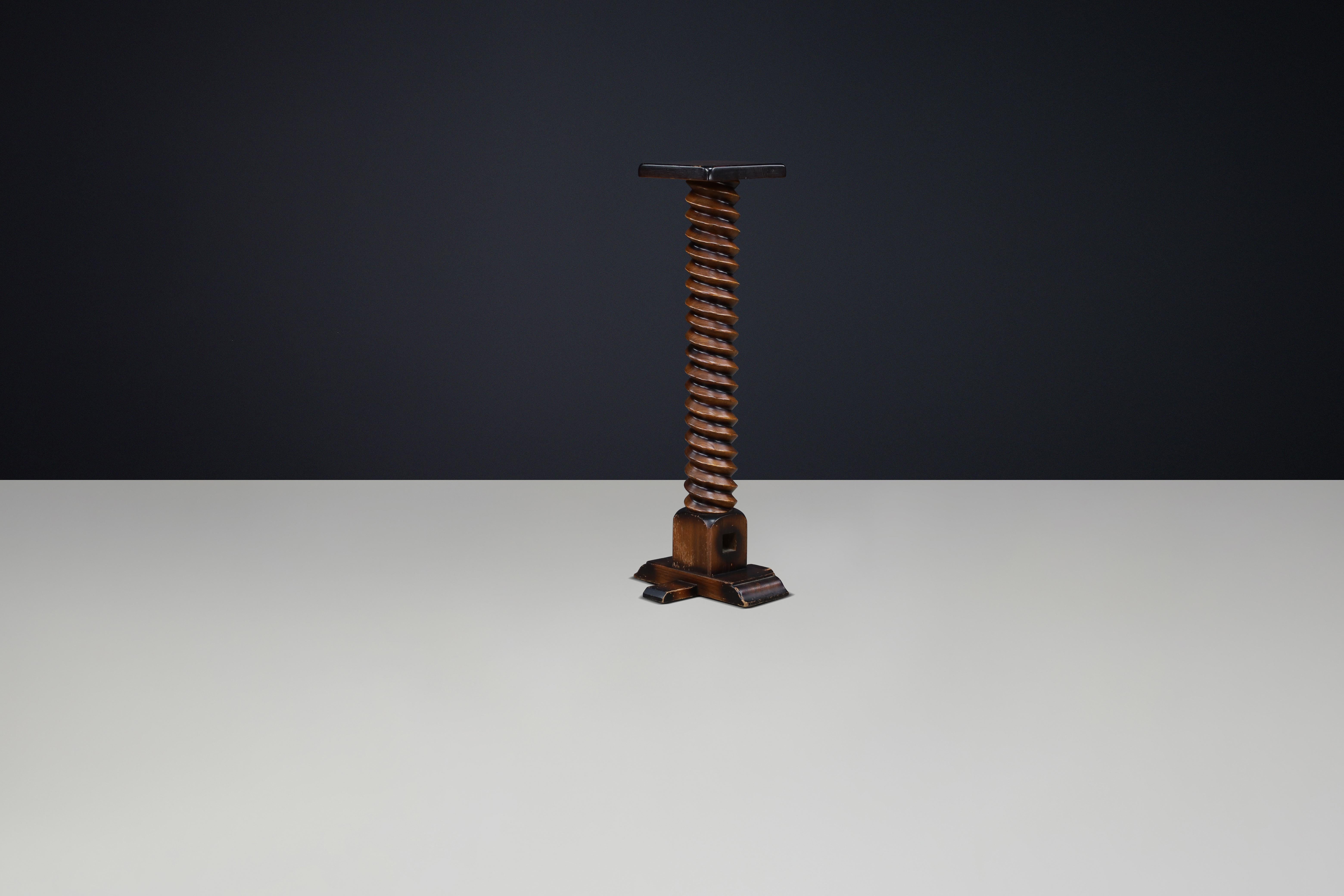 Piédestal en bois en spirale sculpté à la main avec patine d'origine, années 1940 Bon état - En vente à Almelo, NL