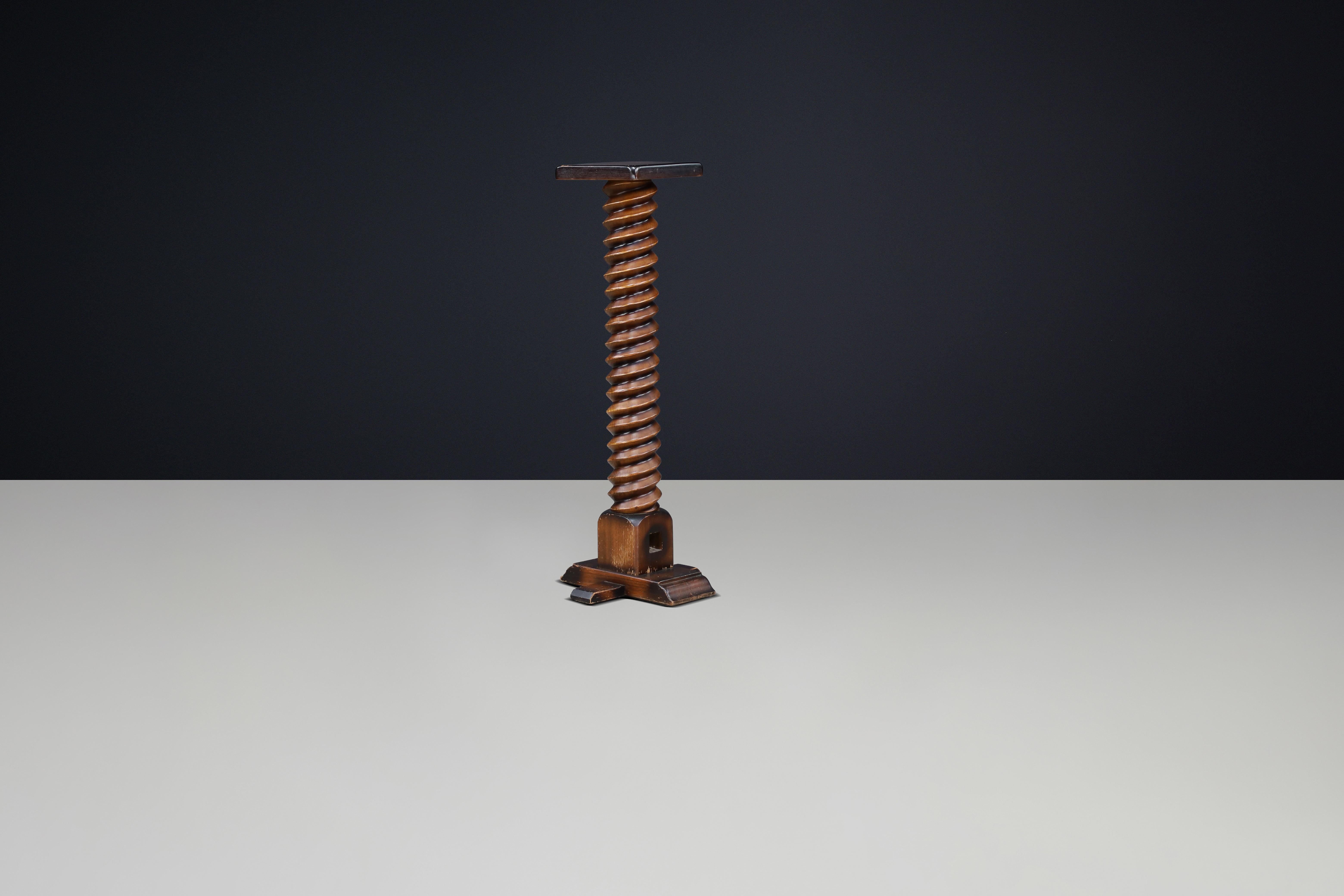 20ième siècle Piédestal en bois en spirale sculpté à la main avec patine d'origine, années 1940 en vente