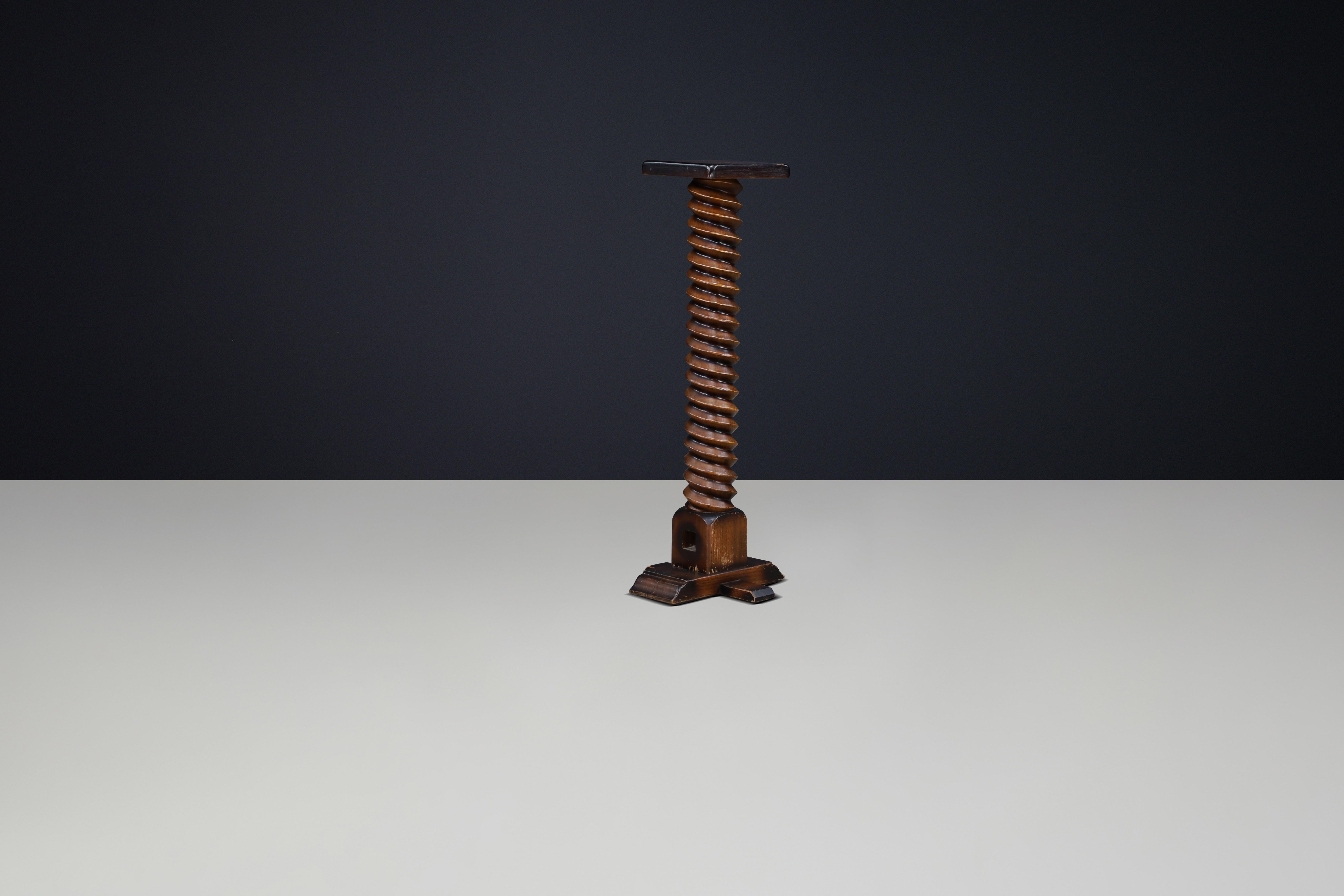 Chêne Piédestal en bois en spirale sculpté à la main avec patine d'origine, années 1940 en vente