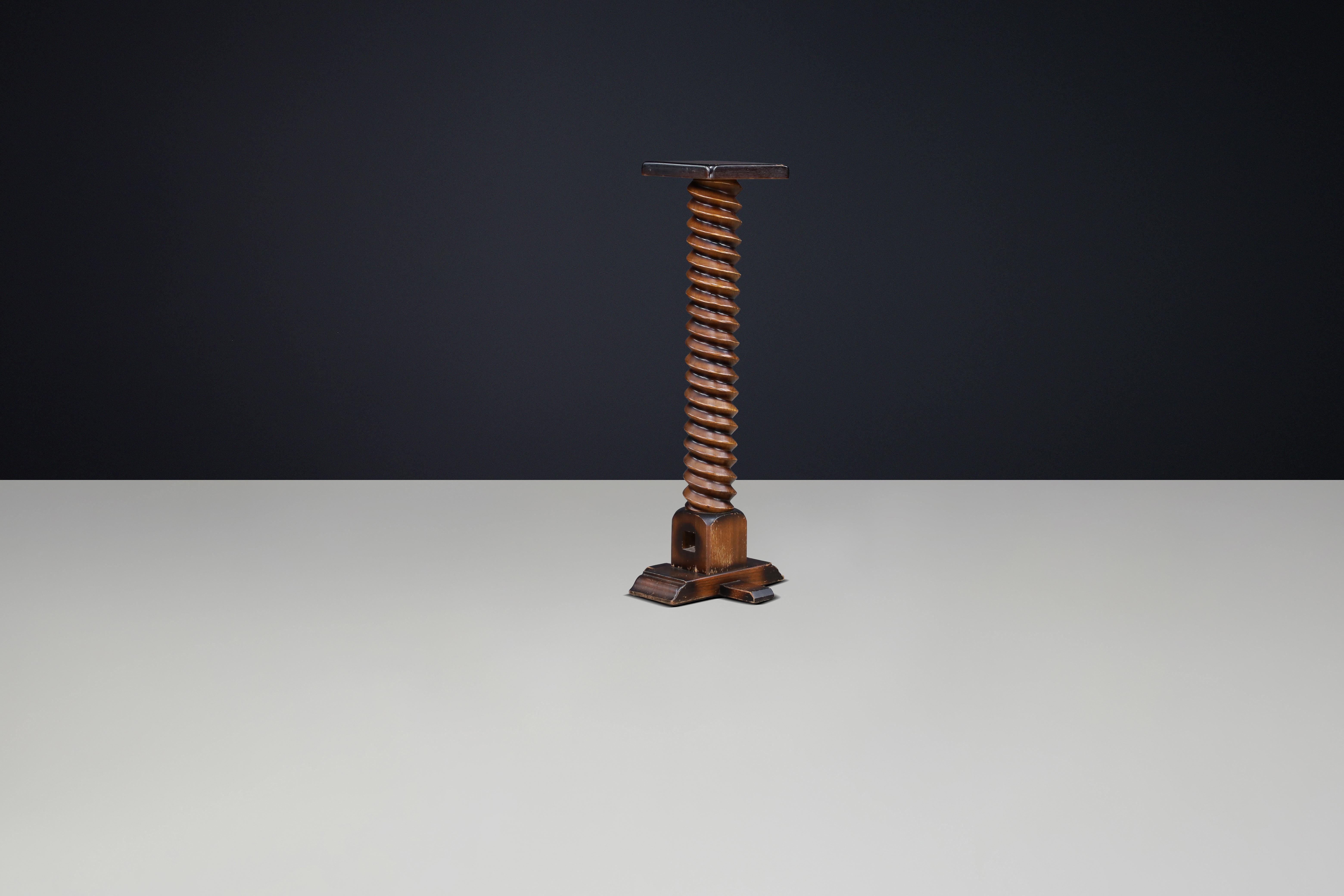 Piédestal en bois en spirale sculpté à la main avec patine d'origine, années 1940 en vente 1