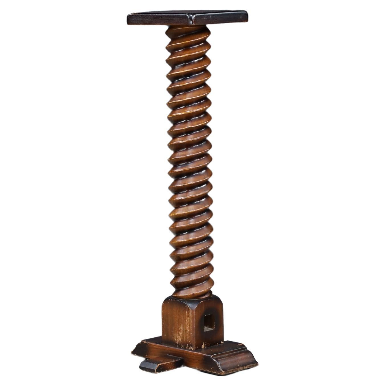 Piedistallo francese in legno a spirale intagliato a mano con patina originale, anni
40