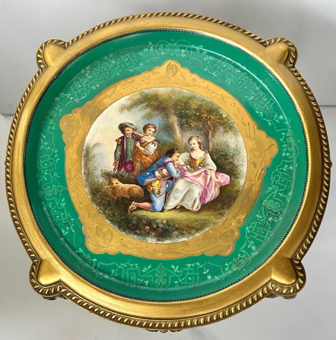 Provincial français Table française sculptée à la main avec plaque en porcelaine et finition dorée en vente