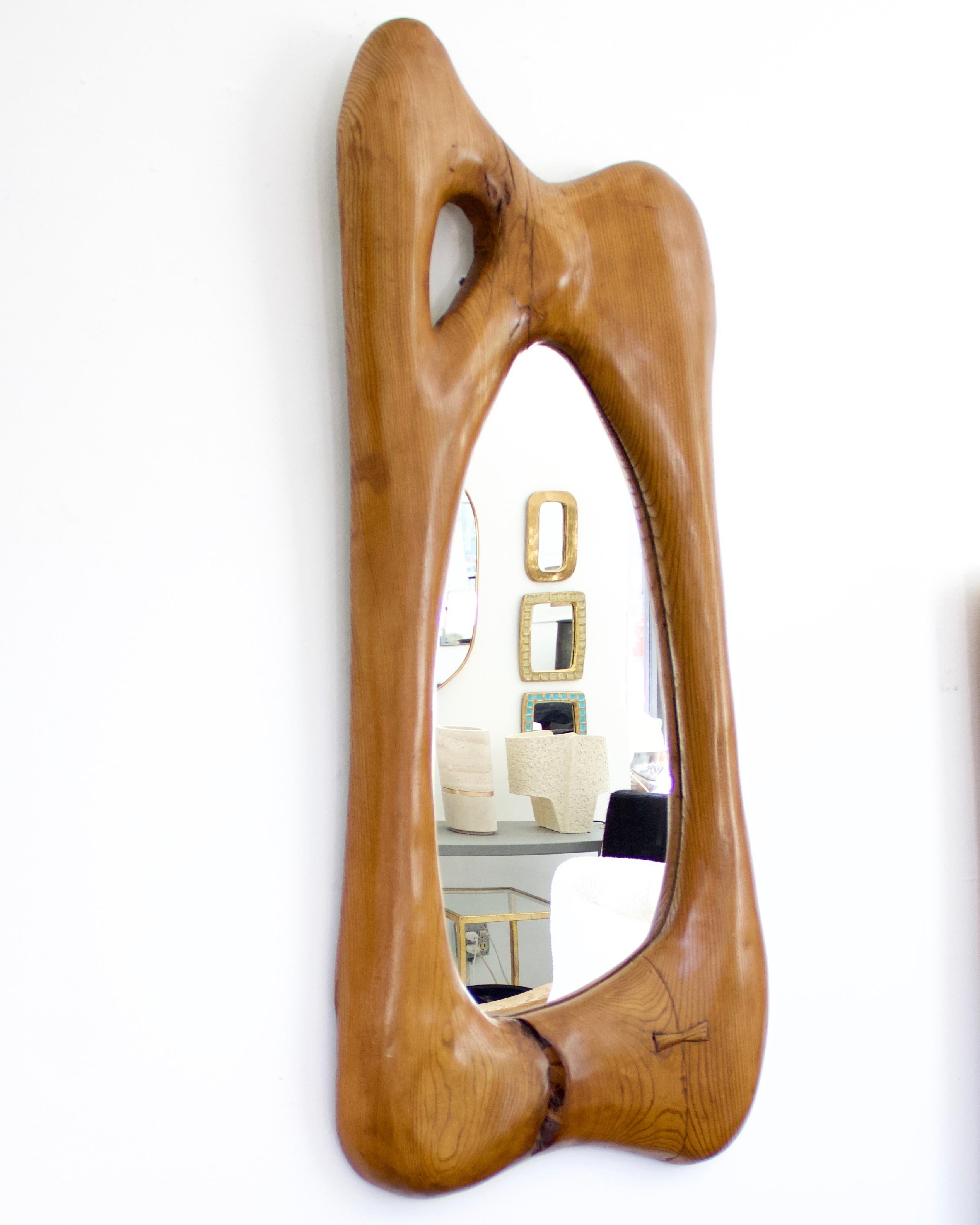 Organique Miroir mural français sculpté à la main, de forme organique et moderne en vente