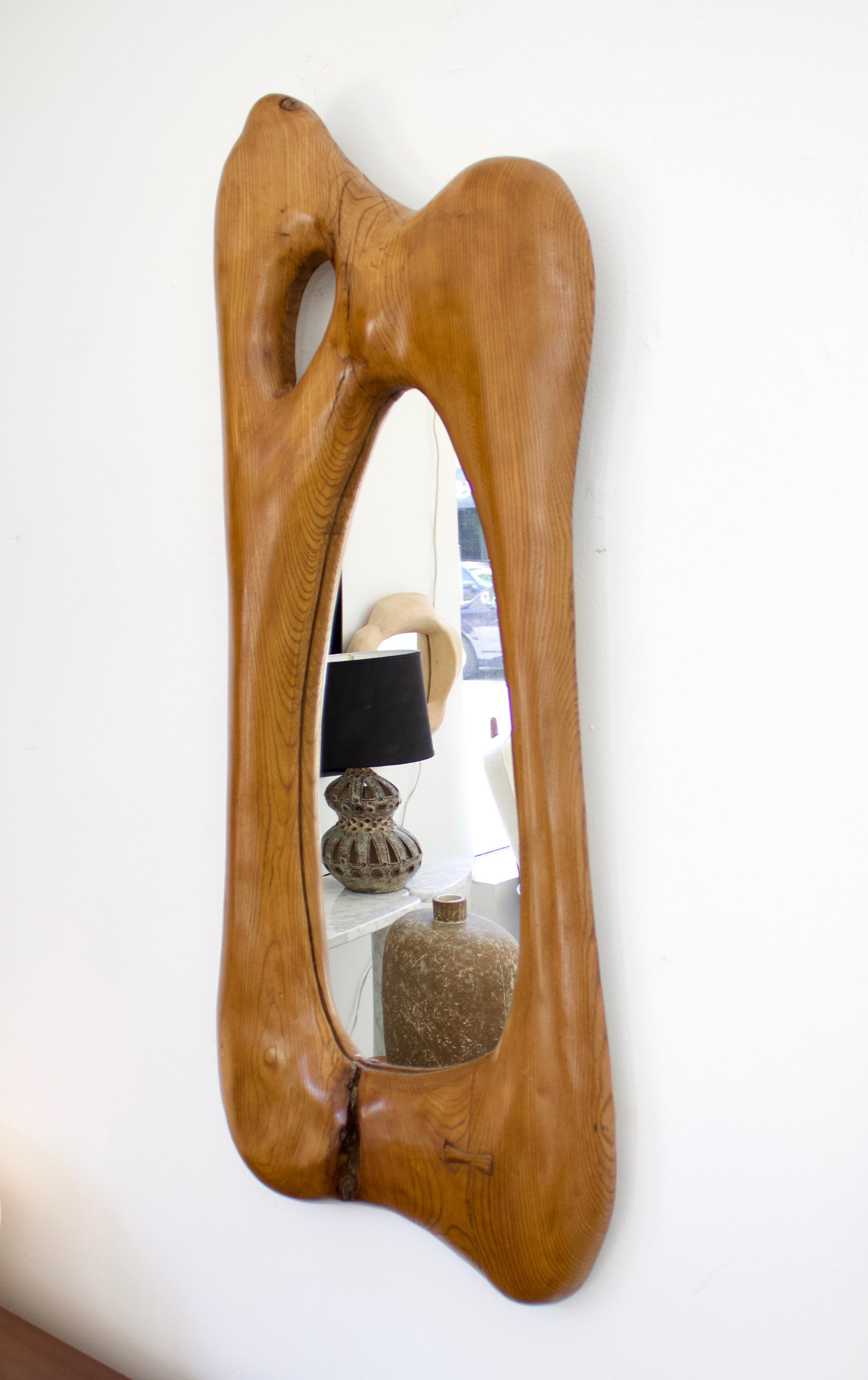 Français Miroir mural français sculpté à la main, de forme organique et moderne en vente