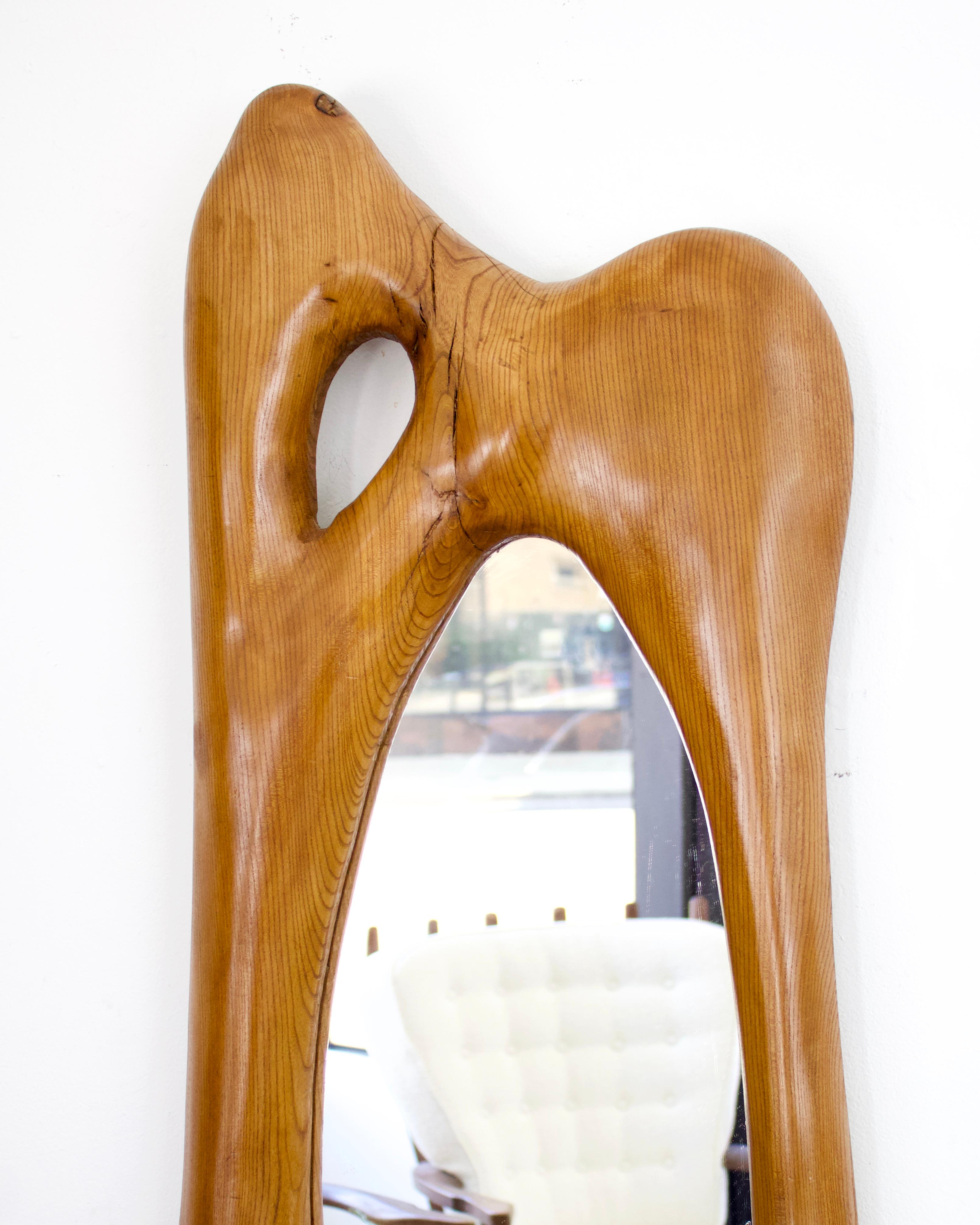 Sculpté à la main Miroir mural français sculpté à la main, de forme organique et moderne en vente