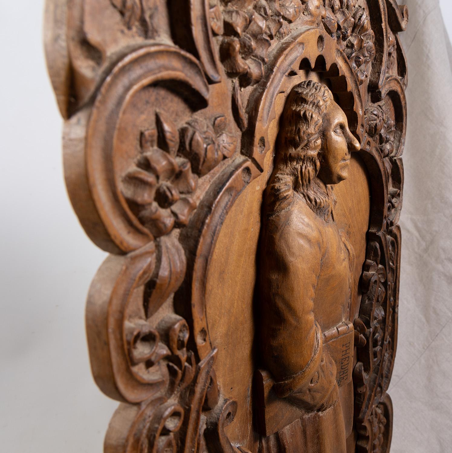 Französisch Hand geschnitzt Nussbaum Panel - Dramatiker Jean Racine (1639-1699) von 1889 (Handgeschnitzt) im Angebot