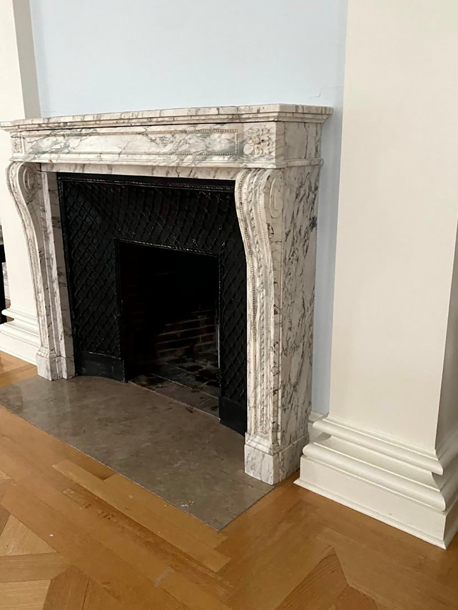 French Hand Carved White Gray Veined Marble Mantel In Good Condition For Sale In New York, NY