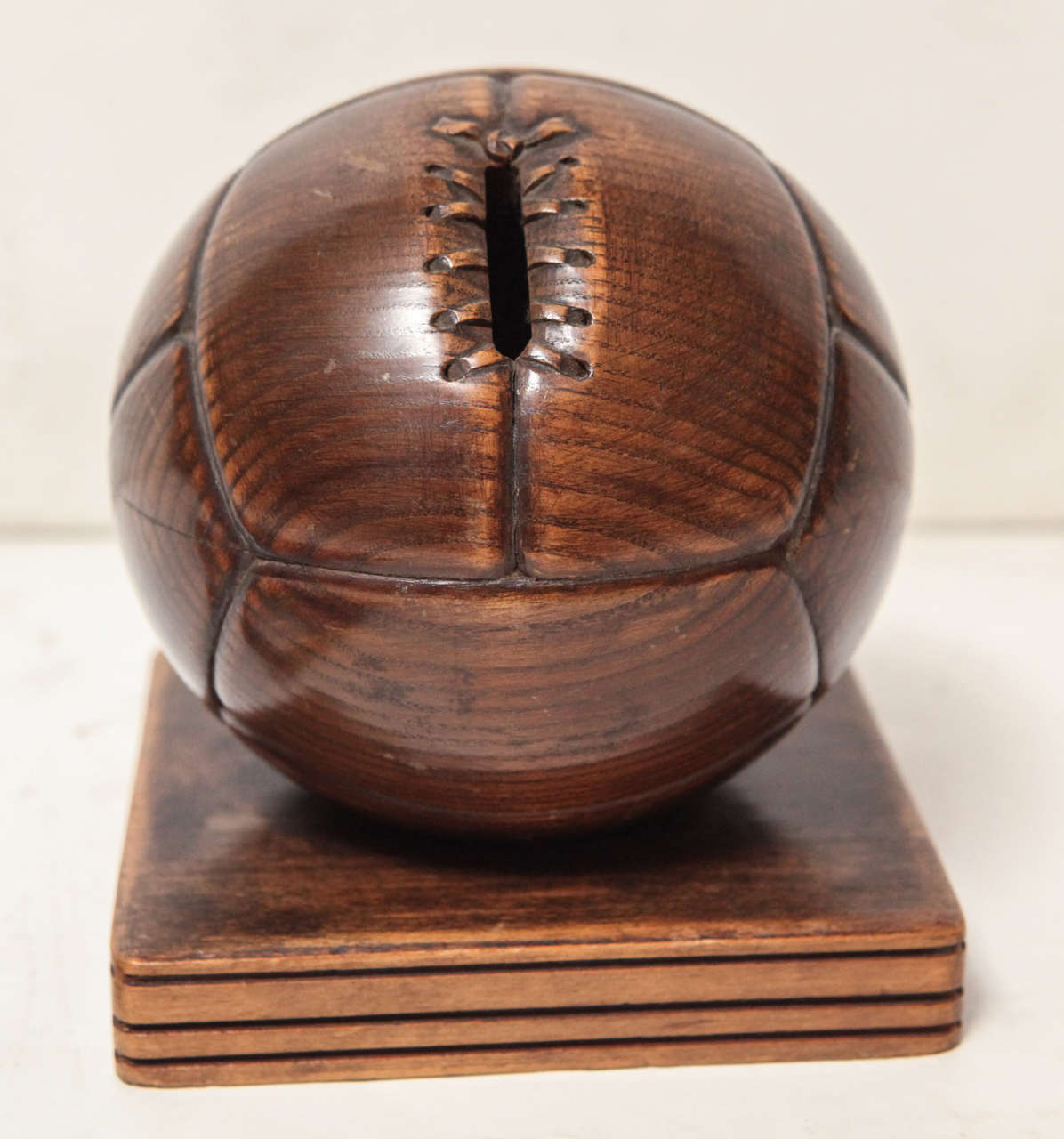 Handgeschnitzte, handgeschnitzte Fußballkugelbank aus Holz, Piggy Bank (Moderne der Mitte des Jahrhunderts) im Angebot