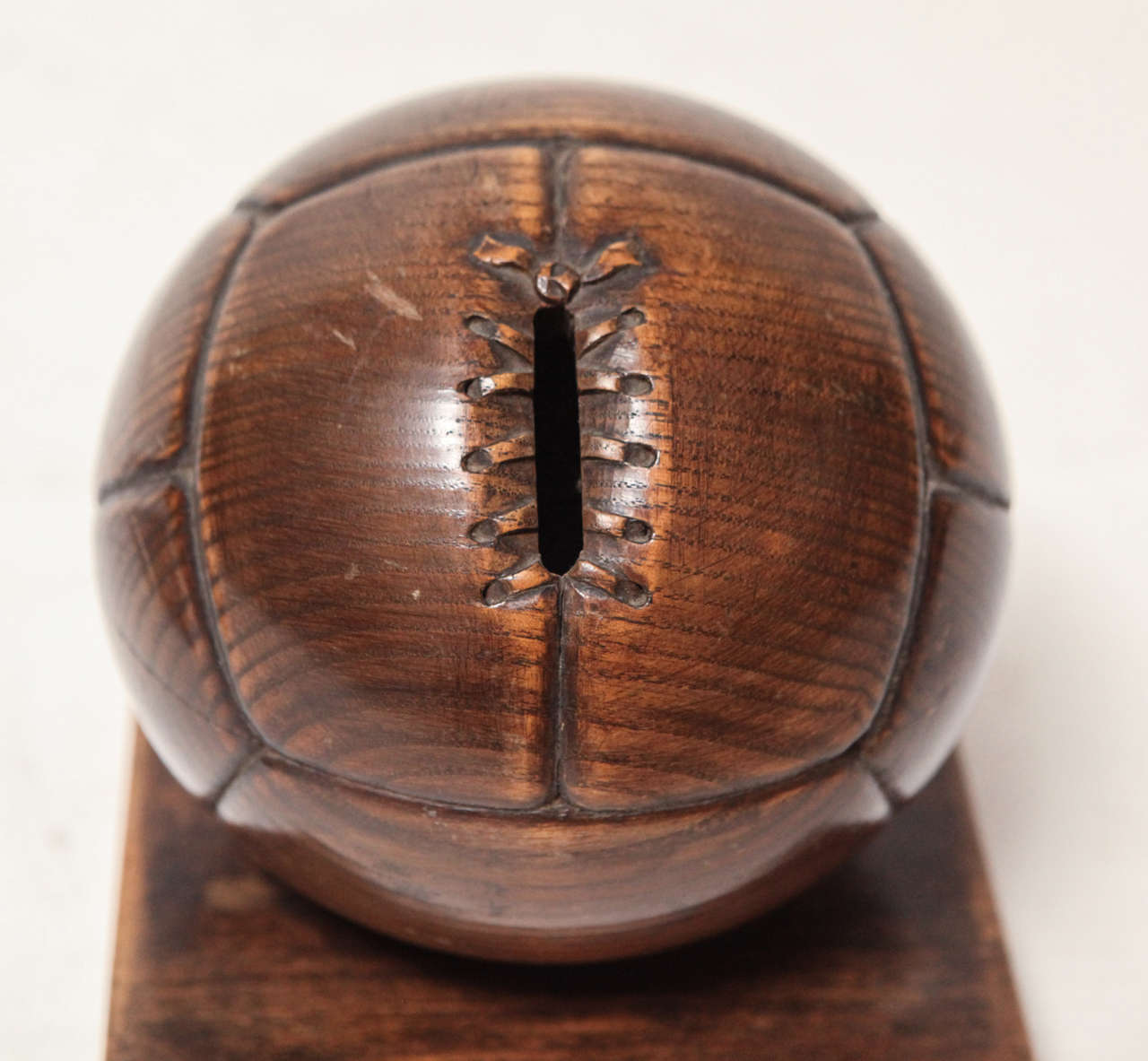 Handgeschnitzte, handgeschnitzte Fußballkugelbank aus Holz, Piggy Bank (20. Jahrhundert) im Angebot