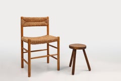 Taburete bajo trípode rústico brutalista artesanal francés de madera maciza