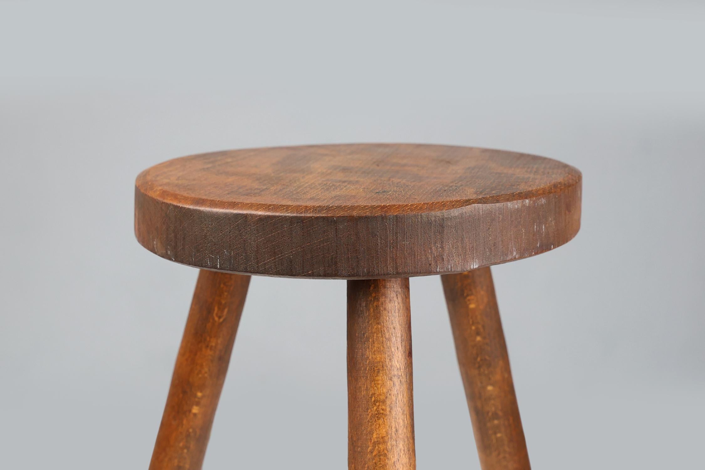 Mid-Century moderno Sgabello basso brutalista francese a treppiede in legno massiccio realizzato a mano in vendita