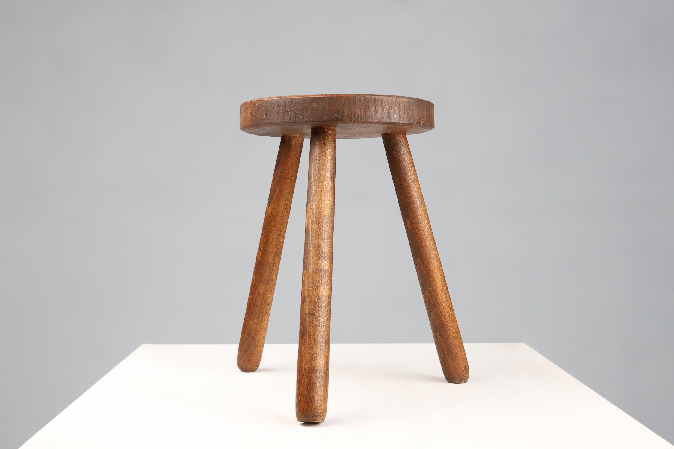 Francese Sgabello basso brutalista francese a treppiede in legno massiccio realizzato a mano in vendita