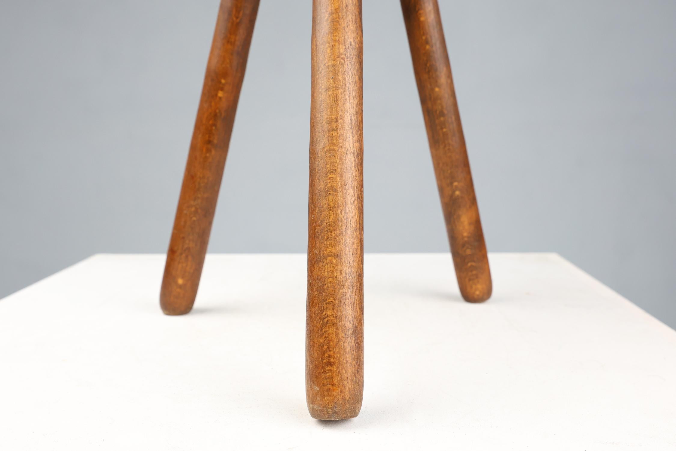 Fatto a mano Sgabello basso brutalista francese a treppiede in legno massiccio realizzato a mano in vendita