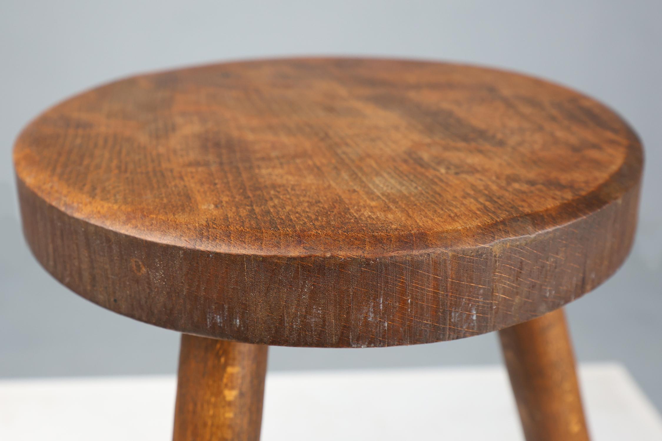 Sgabello basso brutalista francese a treppiede in legno massiccio realizzato a mano In condizioni buone in vendita a Meulebeke, BE