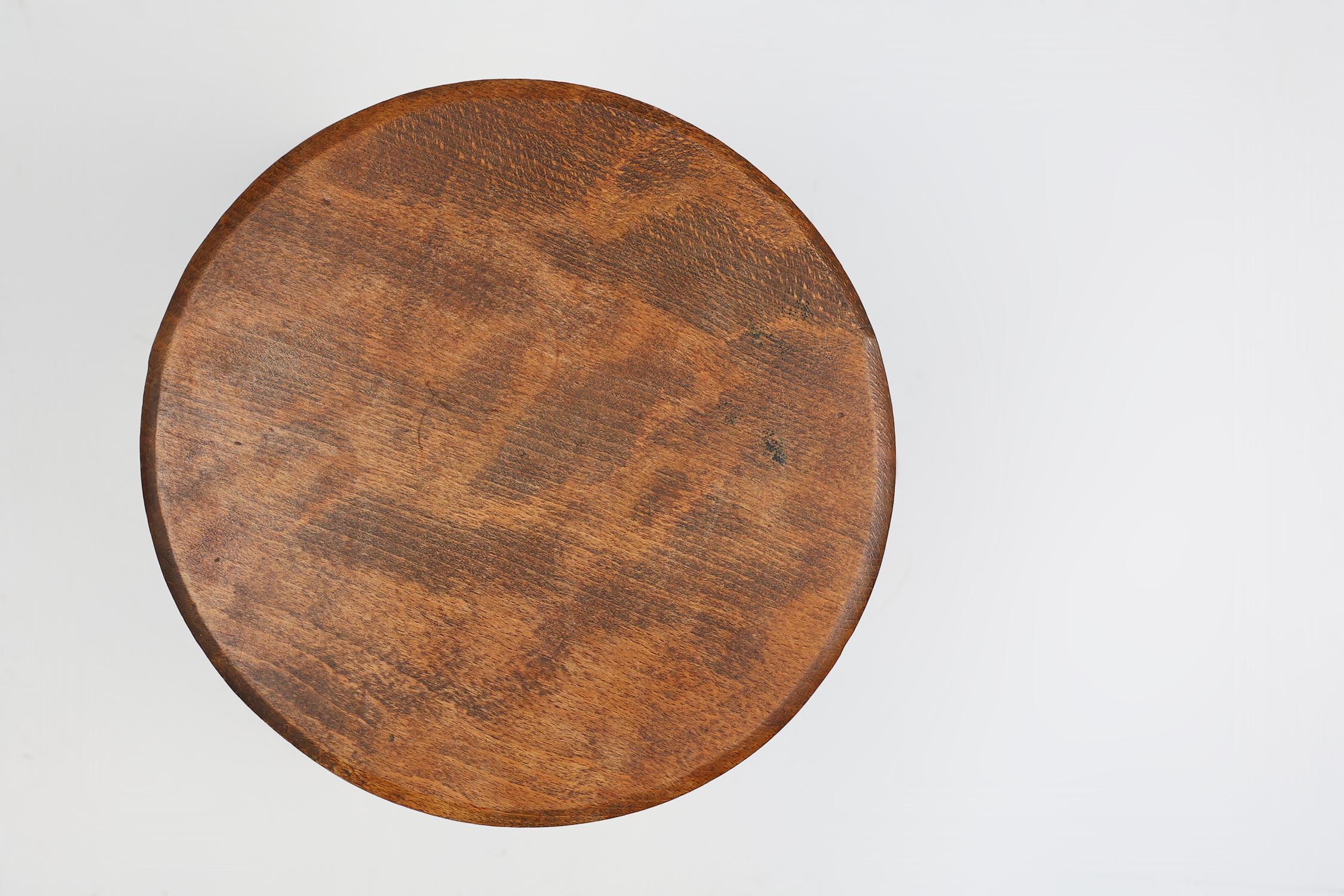 XX secolo Sgabello basso brutalista francese a treppiede in legno massiccio realizzato a mano in vendita