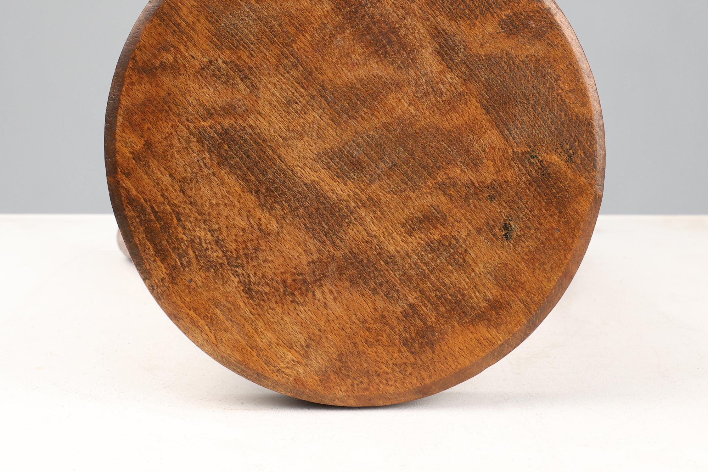 Legno Sgabello basso brutalista francese a treppiede in legno massiccio realizzato a mano in vendita