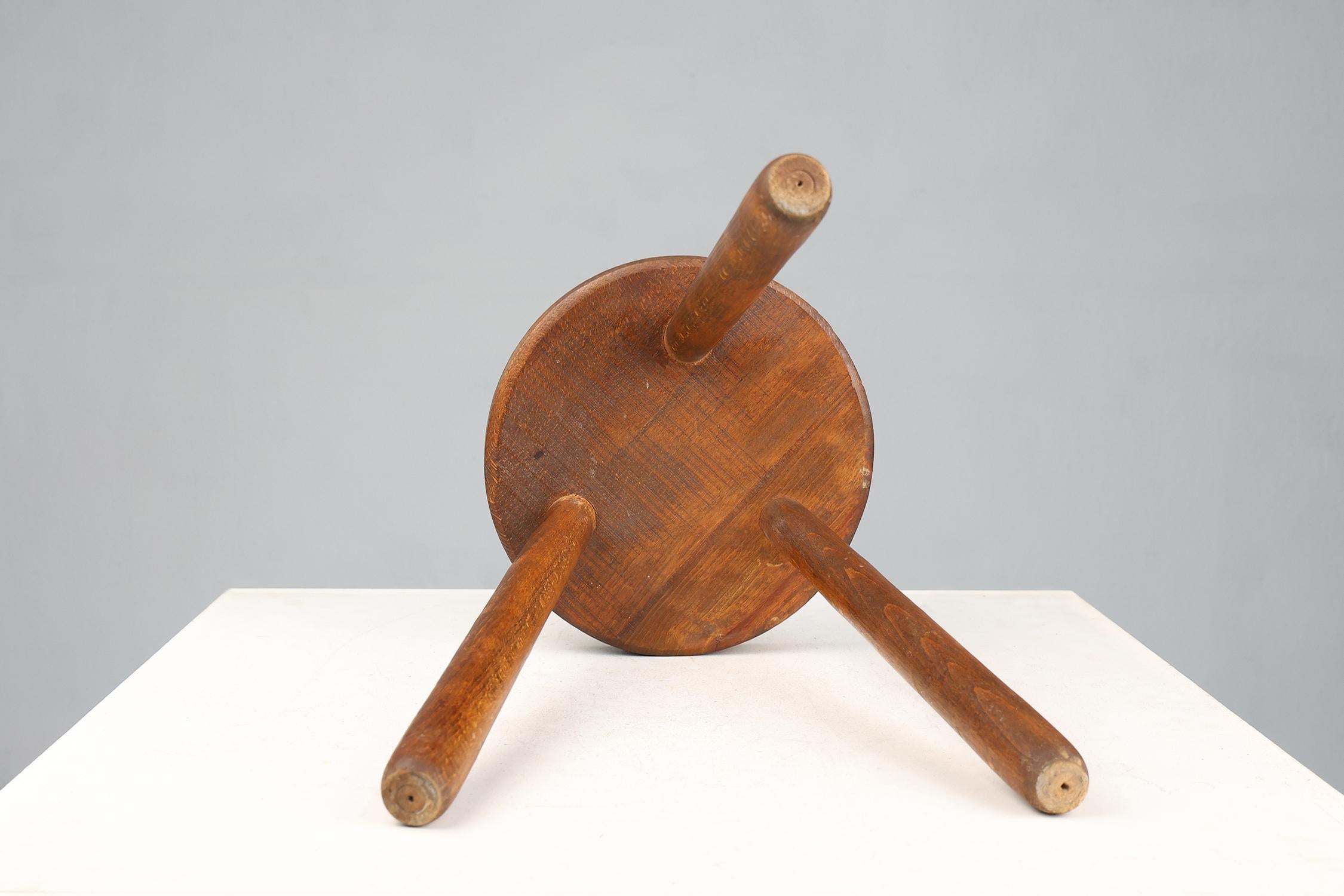 Sgabello basso brutalista francese a treppiede in legno massiccio realizzato a mano in vendita 1