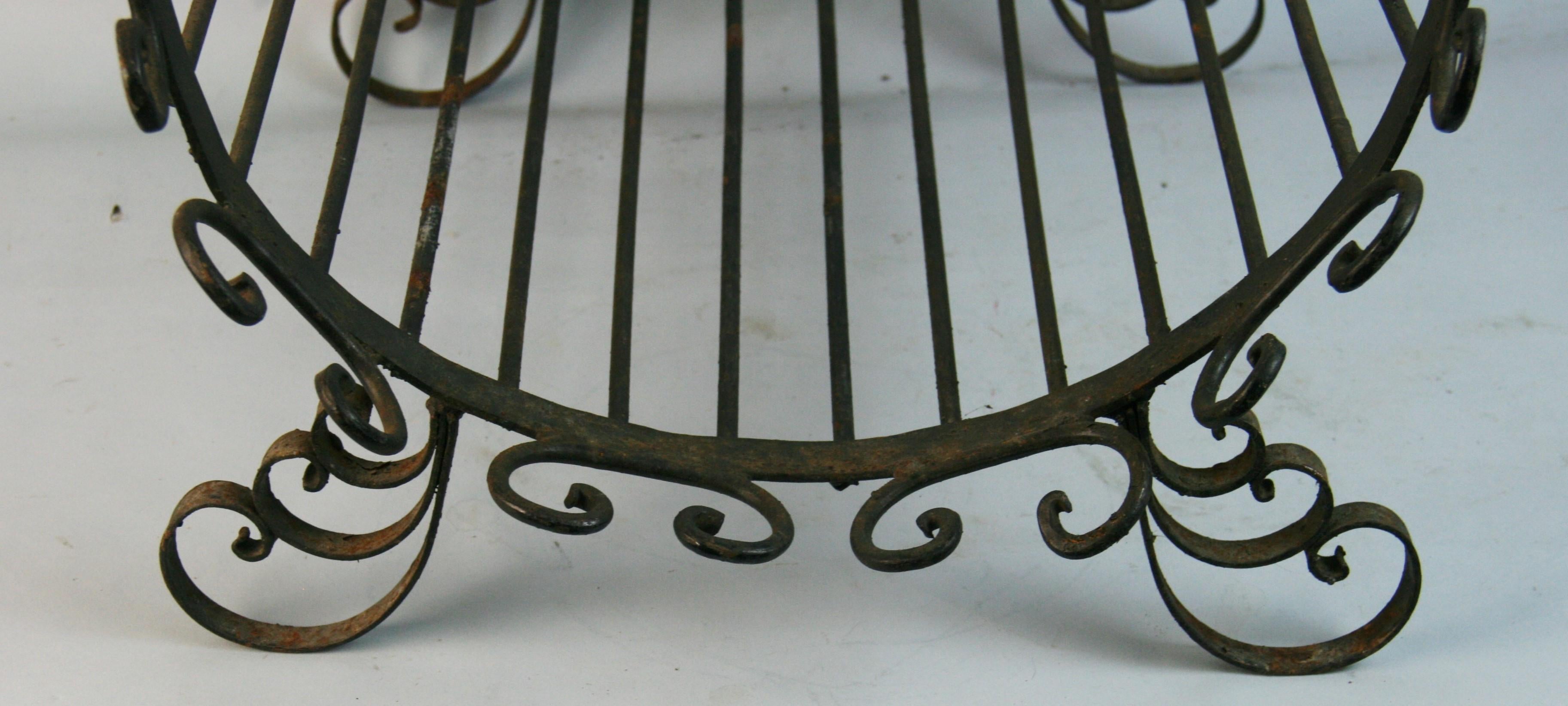 French Hand Curved Forged Iron Log holder 1950's In Good Condition For Sale In Douglas Manor, NY