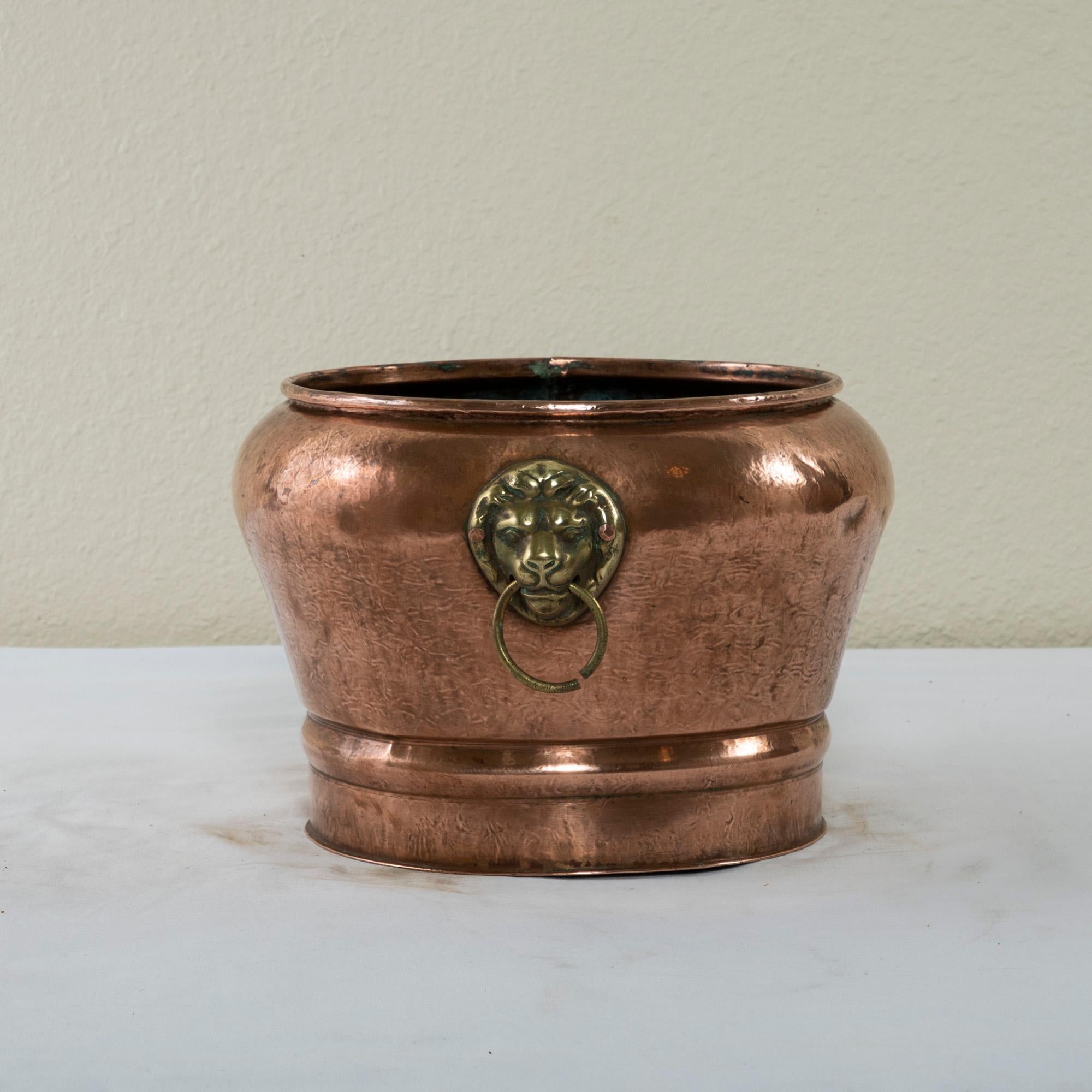 French Hand Hammered Copper Cachepot or Planter with Lion Heads, c. 1900 In Good Condition In Fayetteville, AR