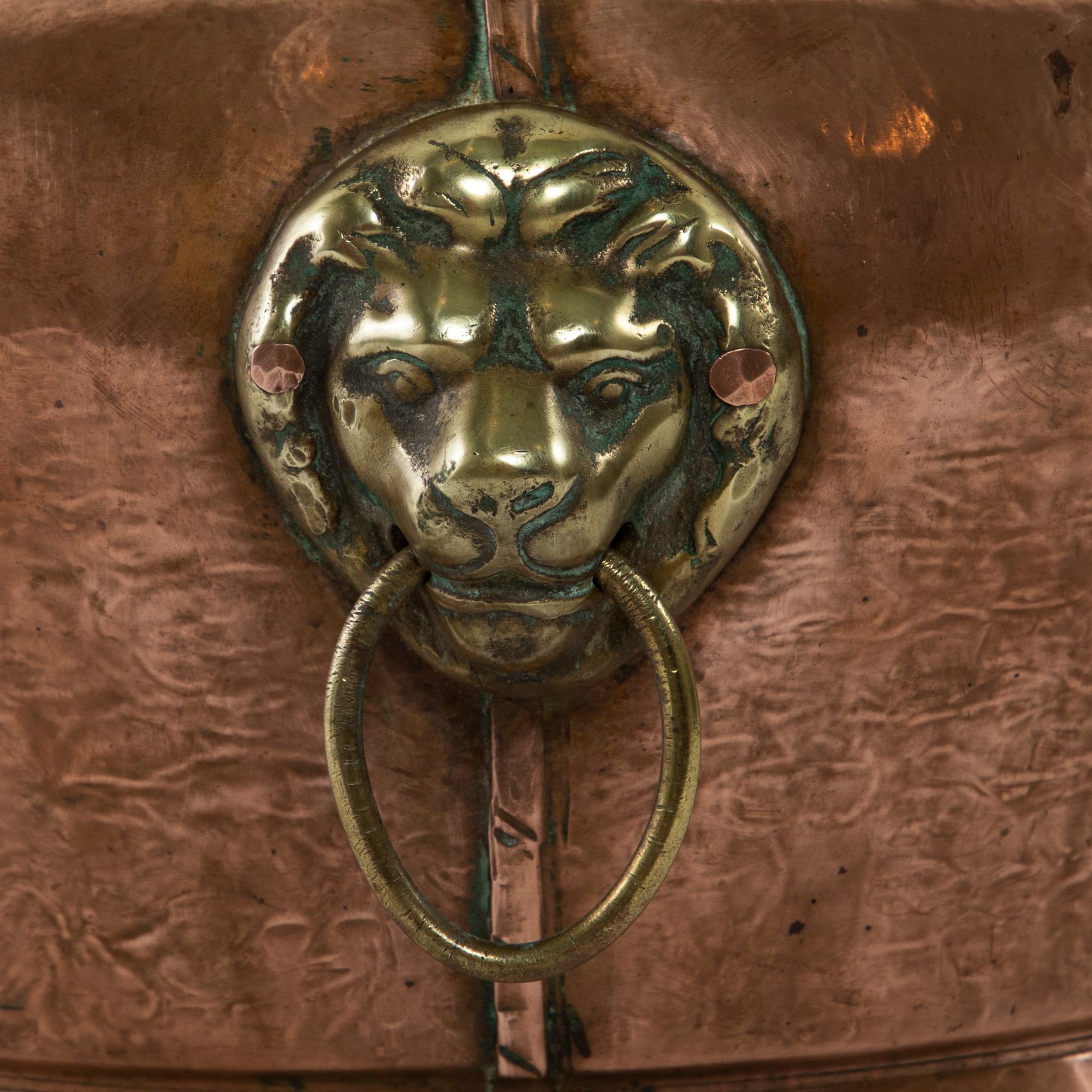 French Hand Hammered Copper Cachepot or Planter with Lion Heads, c. 1900 1