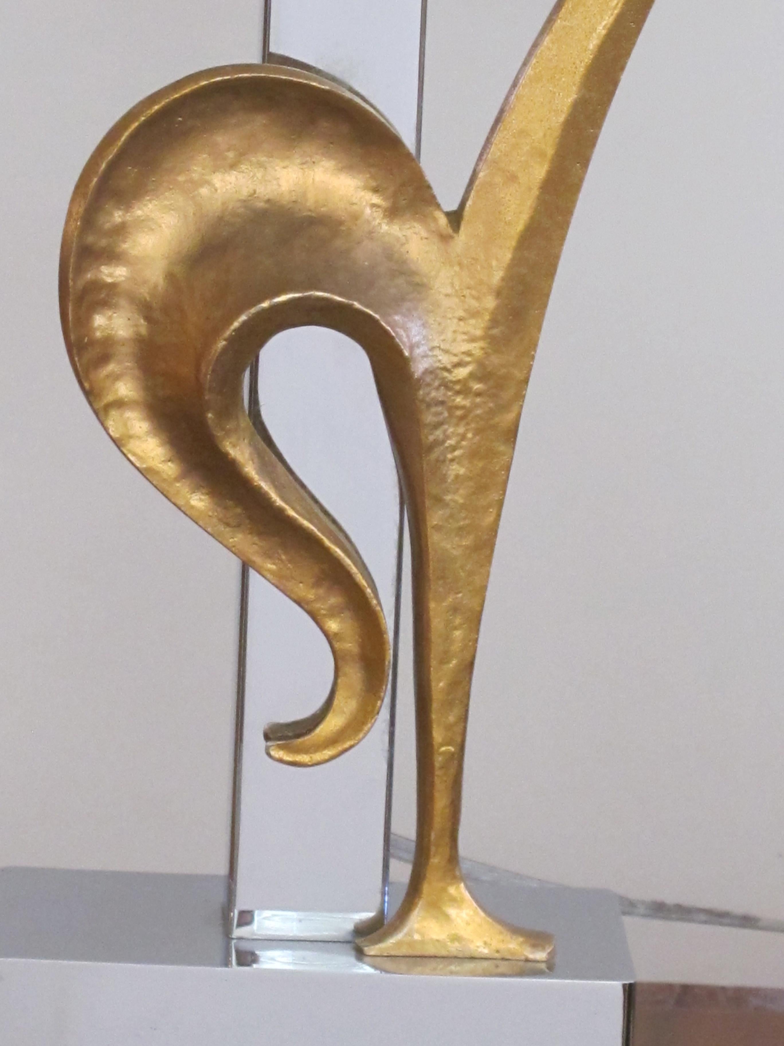 Französische handgehämmerte „Rooster“-Lampe aus vergoldeter Bronze und Chrom von Maison Charles (Mitte des 20. Jahrhunderts) im Angebot