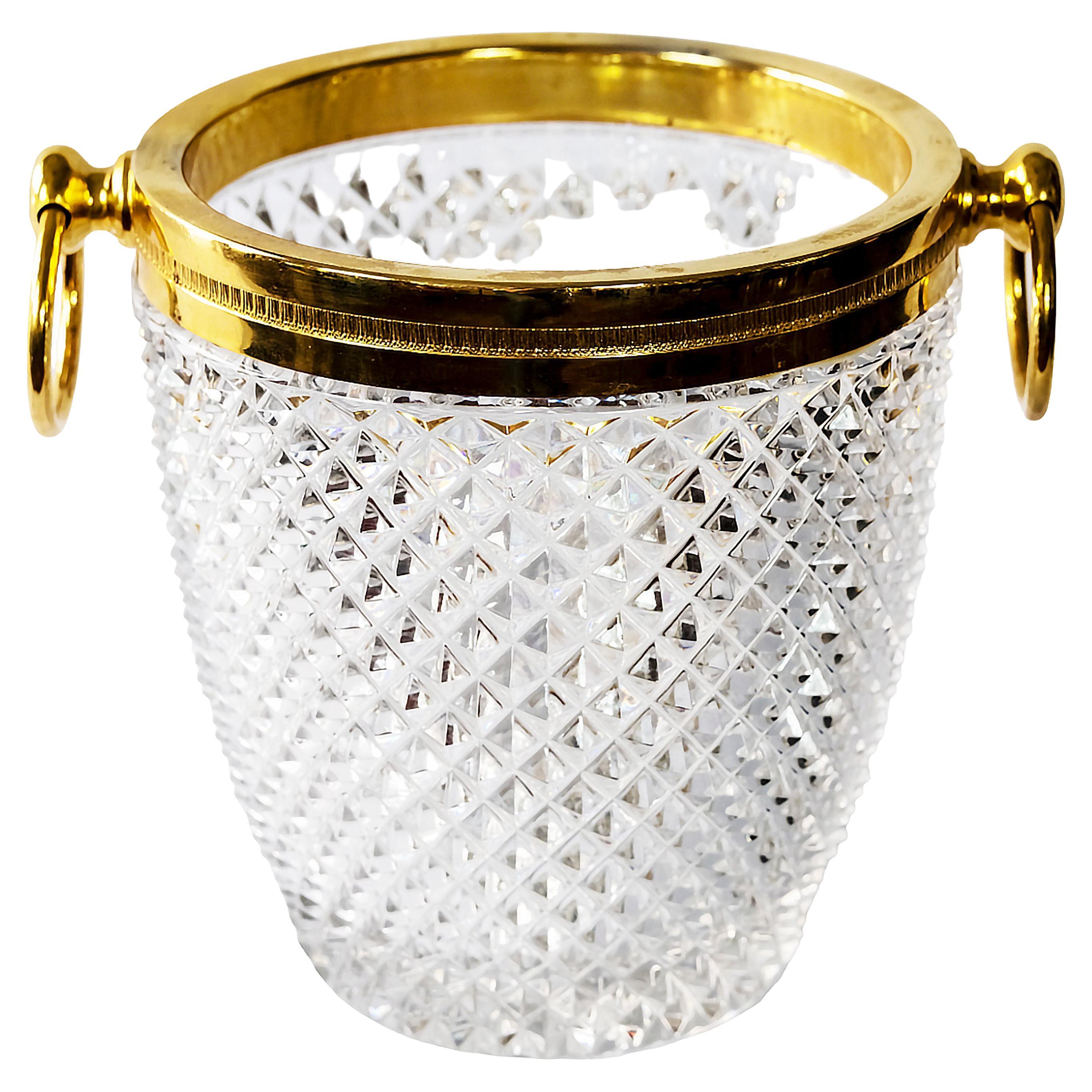 Seau à champagne vintage en cristal taillé fait à la main en France, décoré de métal doré et de poignées.
Très lourd et solide.
 