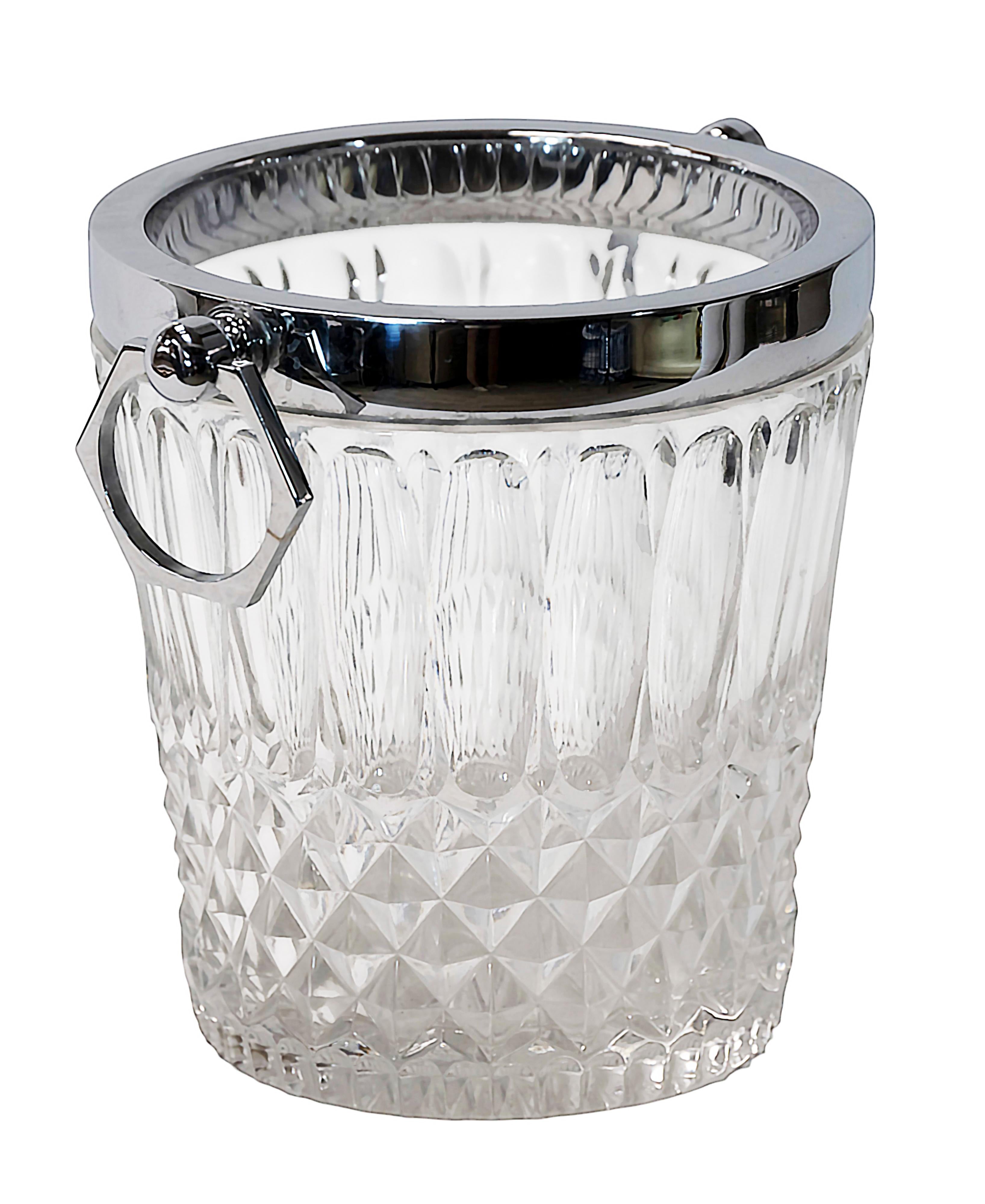 Seau à champagne vintage en cristal taillé fait à la main en France, décoré d'une garniture et de poignées en métal.
Lourd et solide.

 