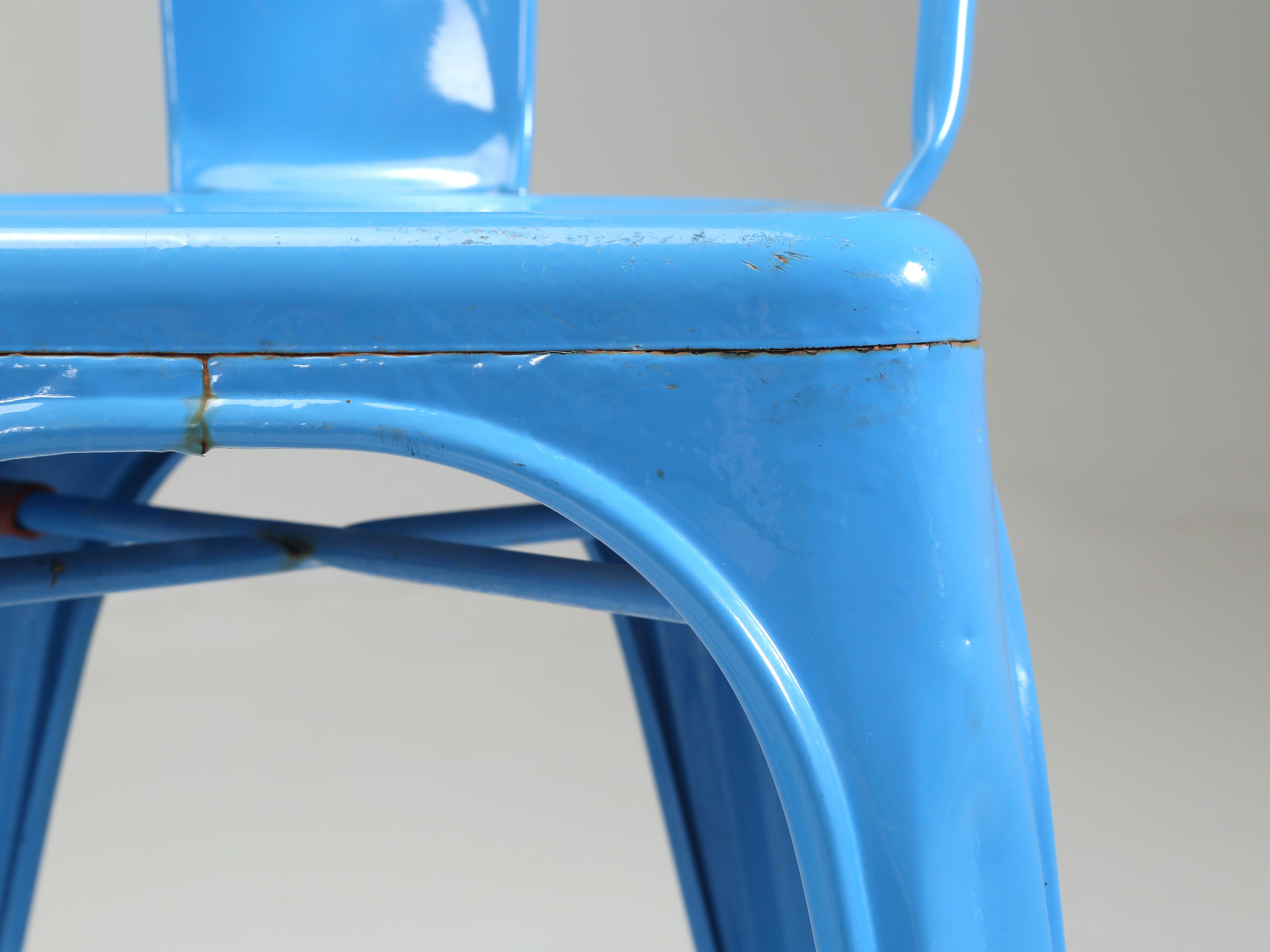 Ensemble de 4 chaises empilables Tolix en acier bleu poudre, fabriquées à la main, France en vente 2