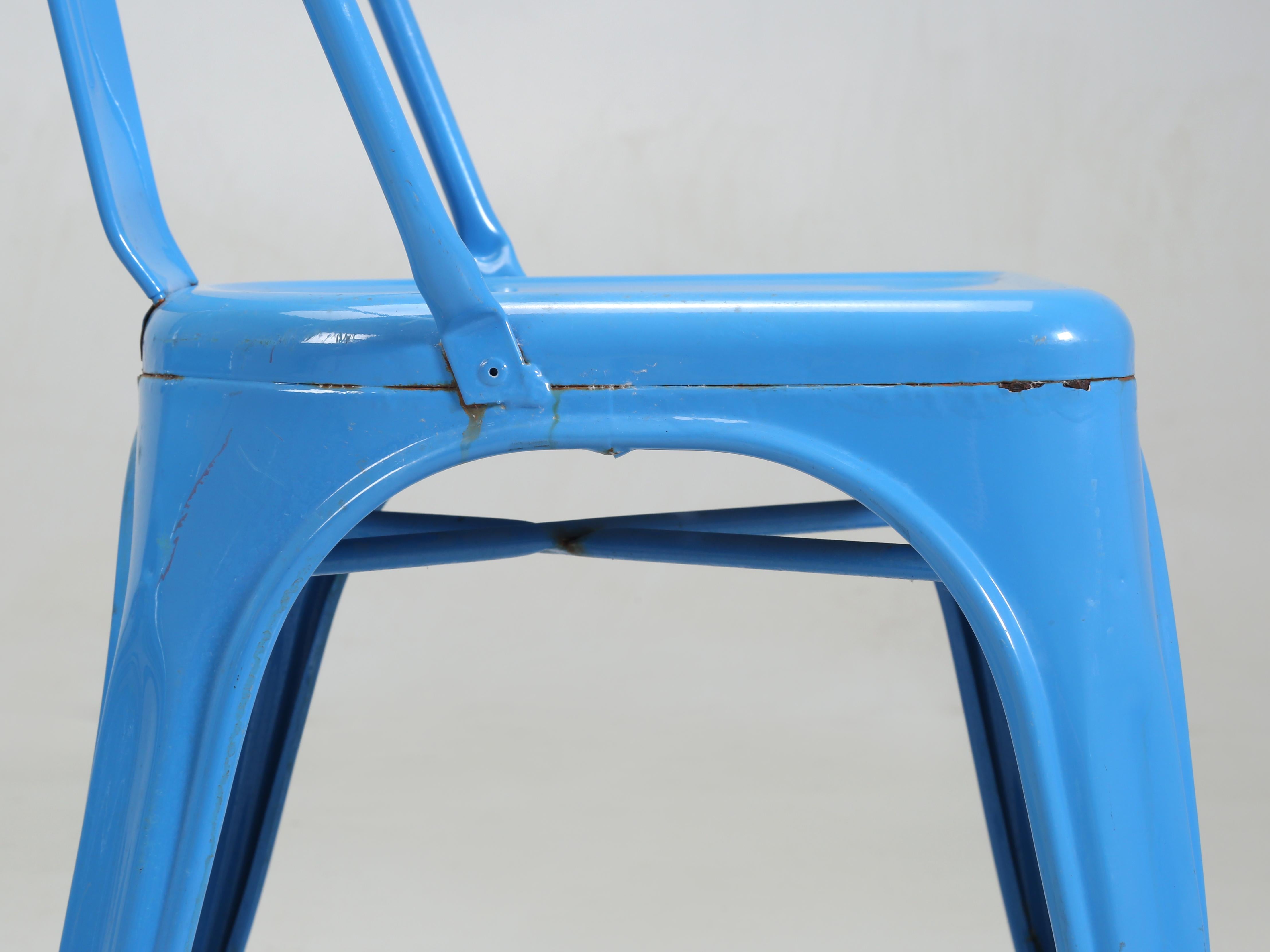 Ensemble de 4 chaises empilables Tolix en acier bleu poudre, fabriquées à la main, France en vente 3