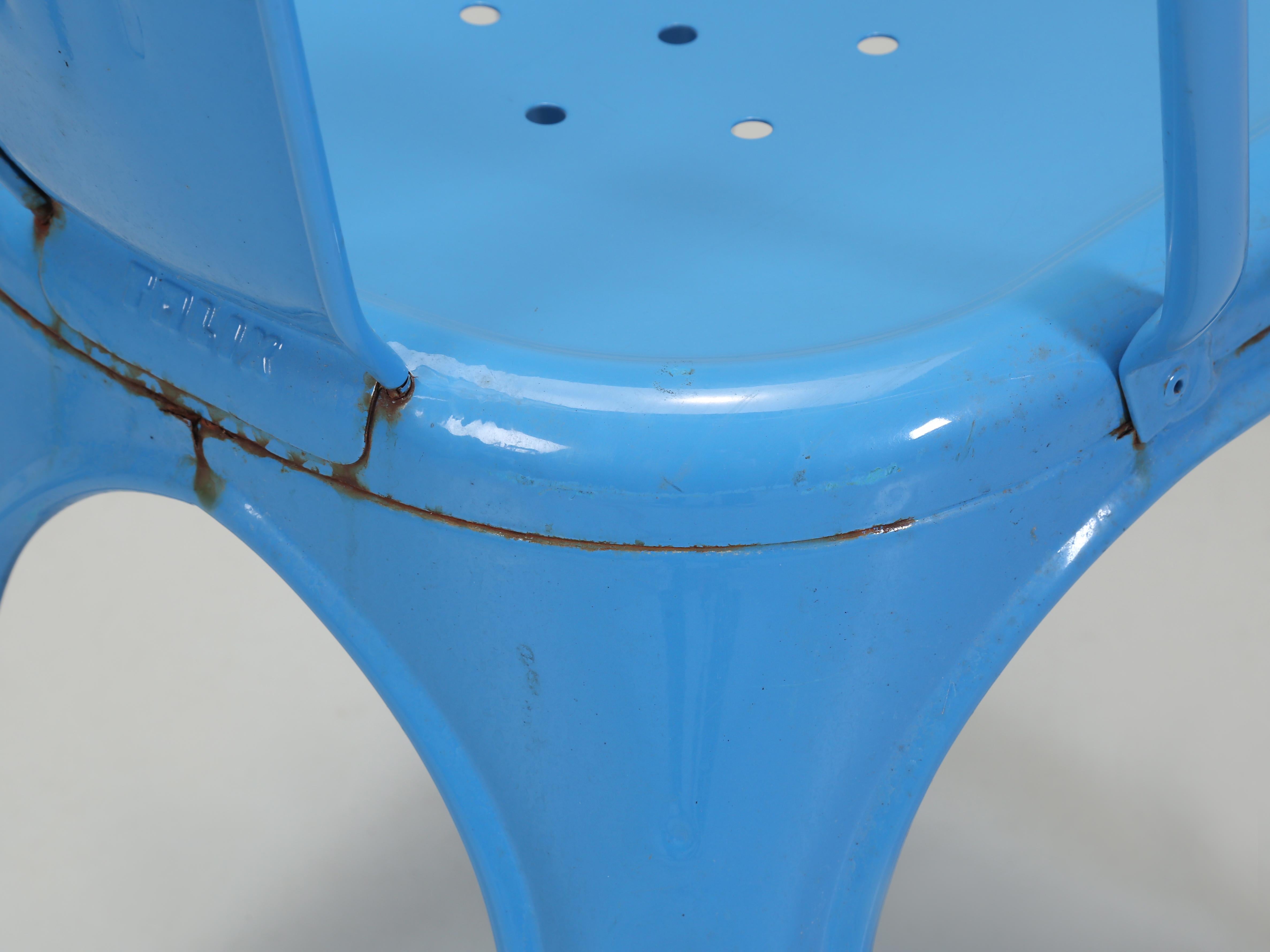 Ensemble de 4 chaises empilables Tolix en acier bleu poudre, fabriquées à la main, France en vente 4