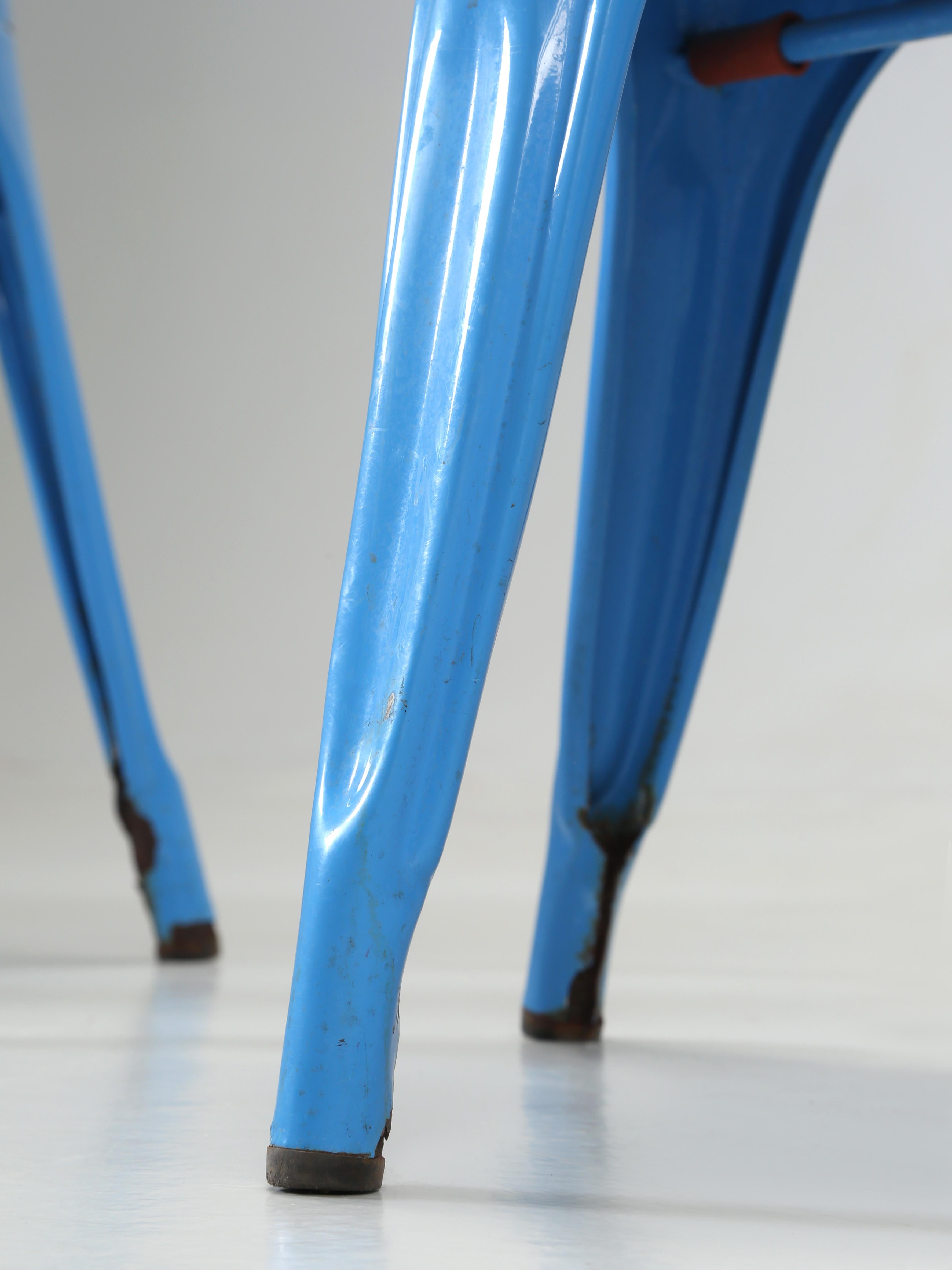 Ensemble de 4 chaises empilables Tolix en acier bleu poudre, fabriquées à la main, France en vente 6