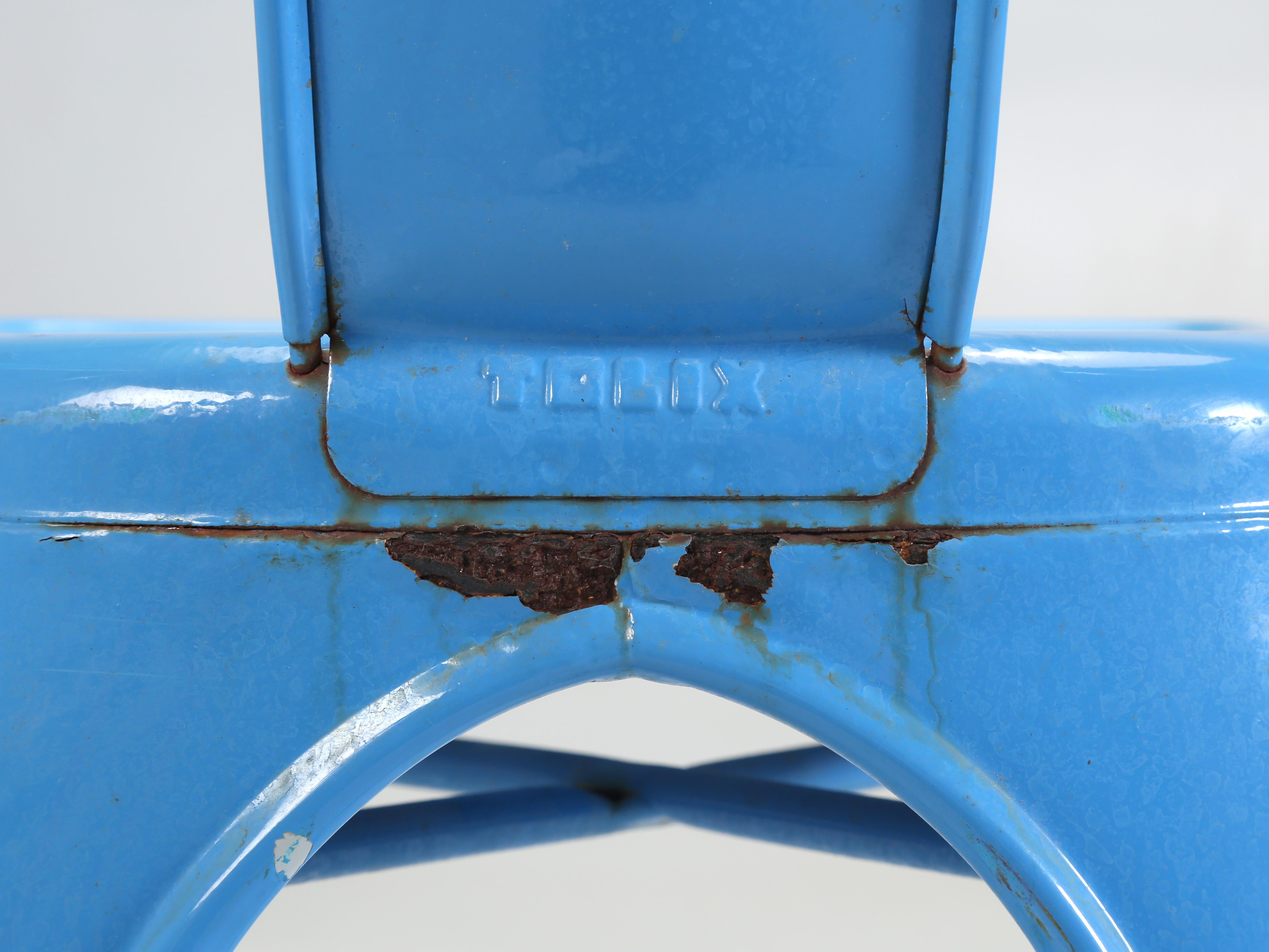 Ensemble de 4 chaises empilables Tolix en acier bleu poudre, fabriquées à la main, France en vente 8