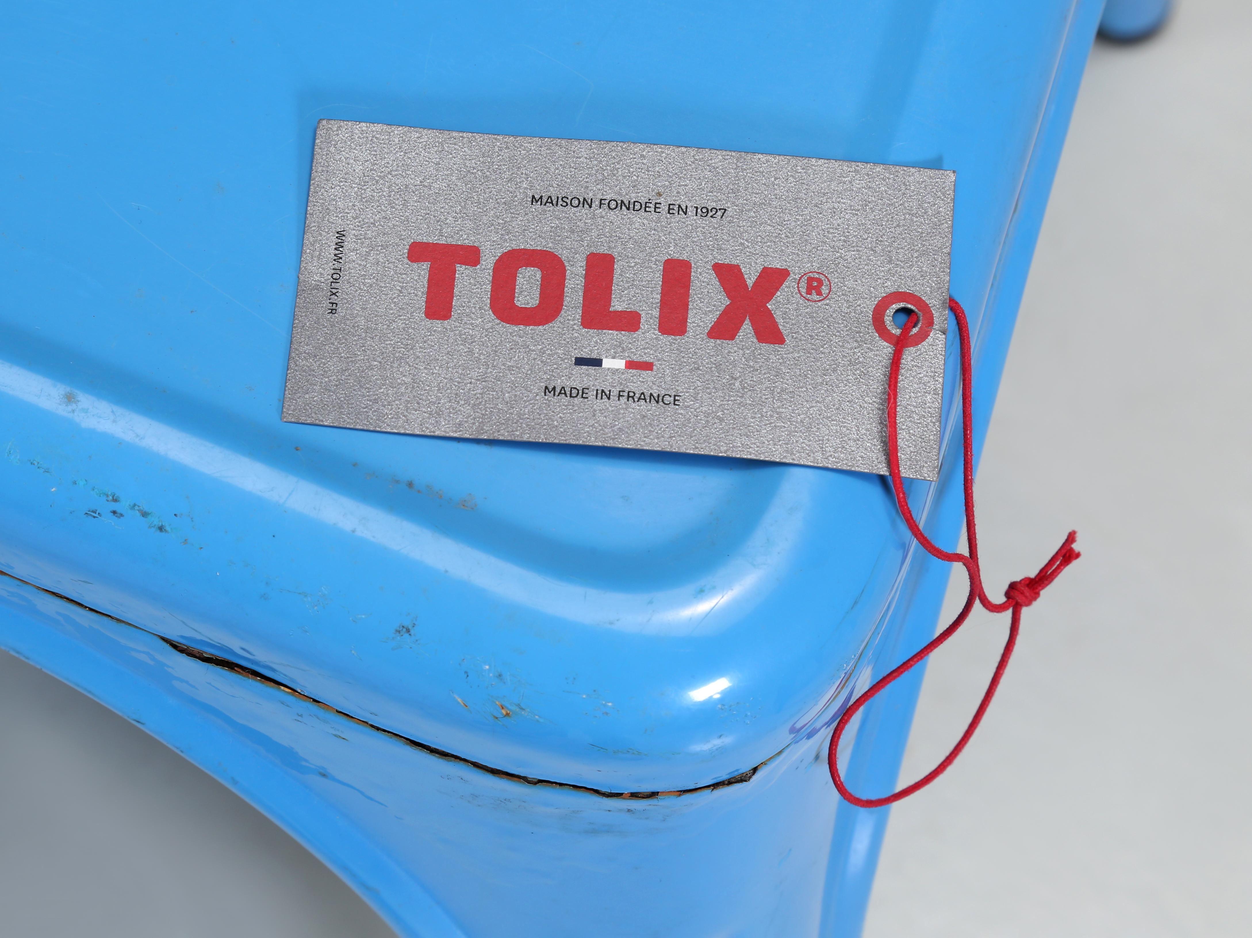 Ensemble de 4 chaises empilables Tolix en acier bleu poudre, fabriquées à la main, France en vente 9