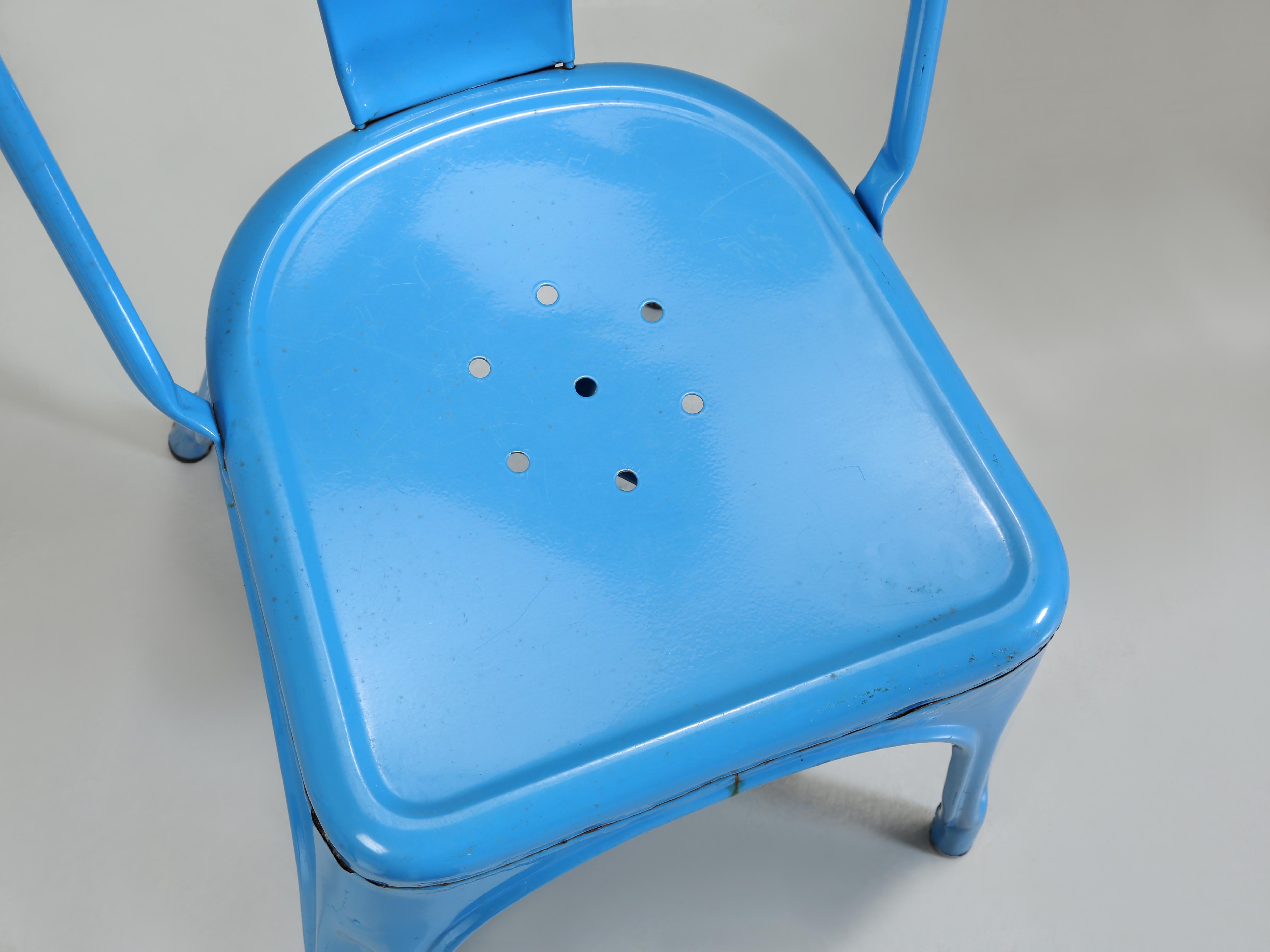Ensemble de 4 chaises empilables Tolix en acier bleu poudre, fabriquées à la main, France Bon état - En vente à Chicago, IL
