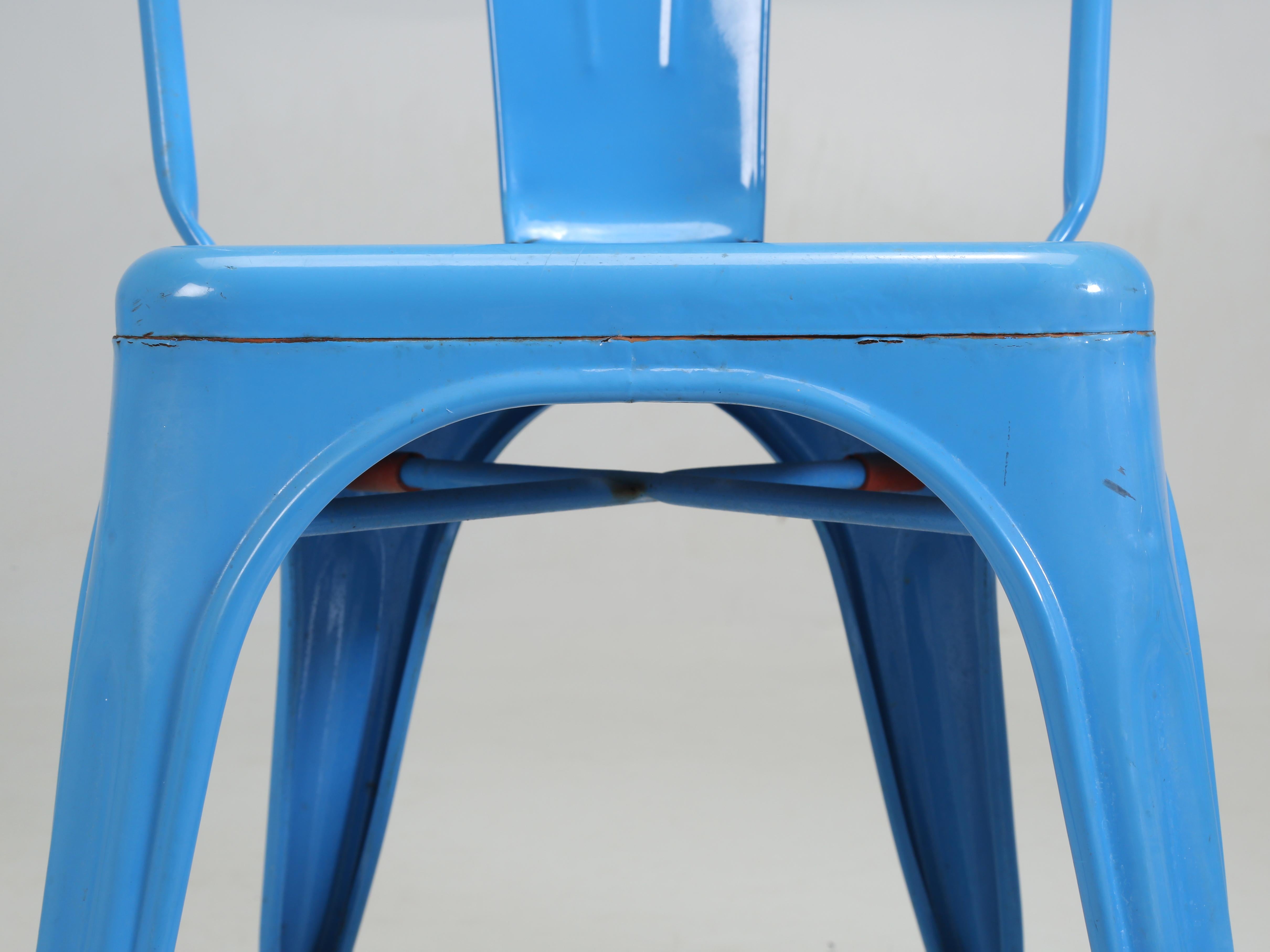 Ensemble de 4 chaises empilables Tolix en acier bleu poudre, fabriquées à la main, France en vente 1