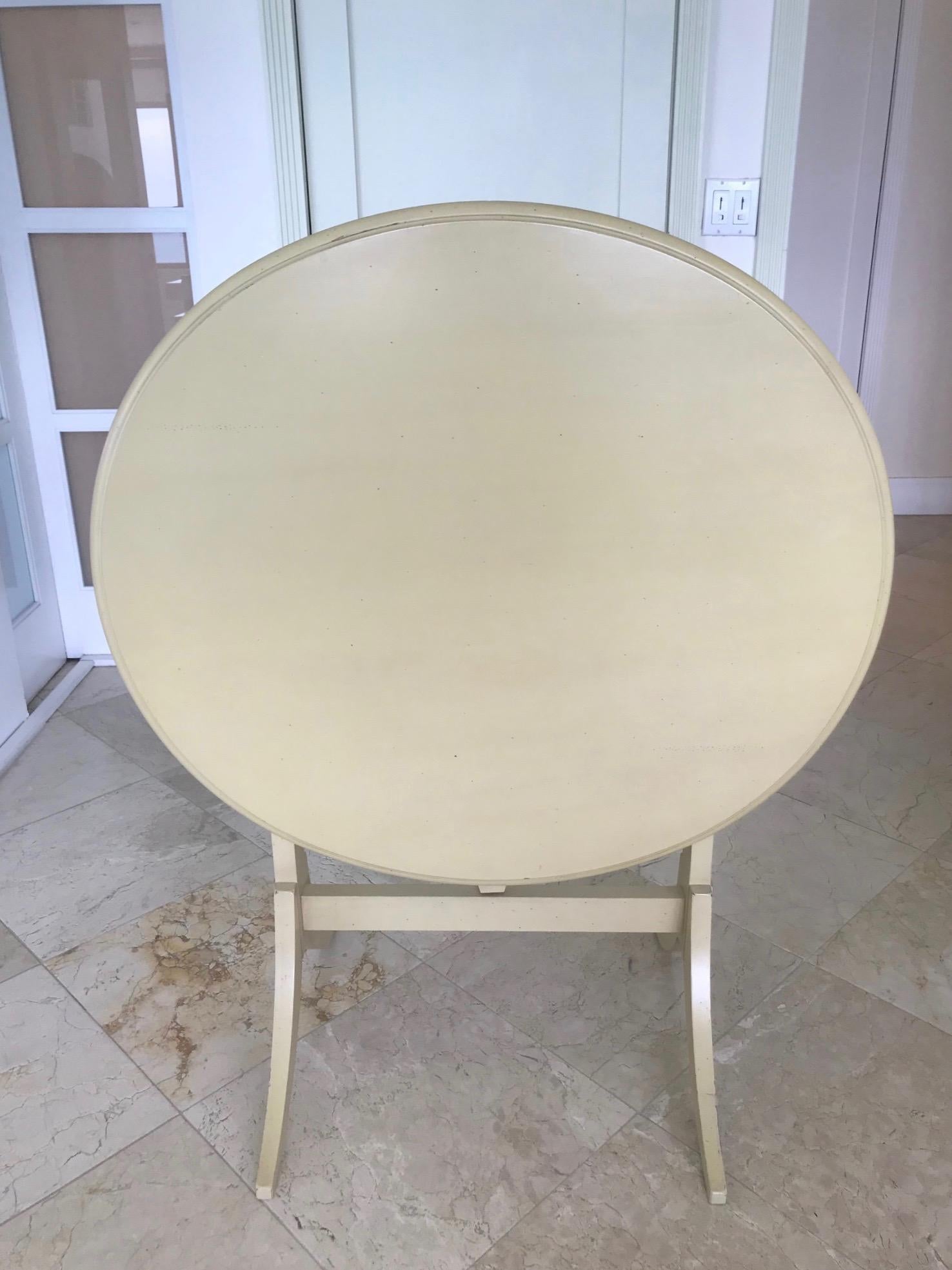 Gustavian style dessert table or library table in hand painted oakwood. Elegant hand carved designs throughout, the table features a large circular top with tilt function, for when it's not in use. The table has gorgeous splayed legs and is fitted