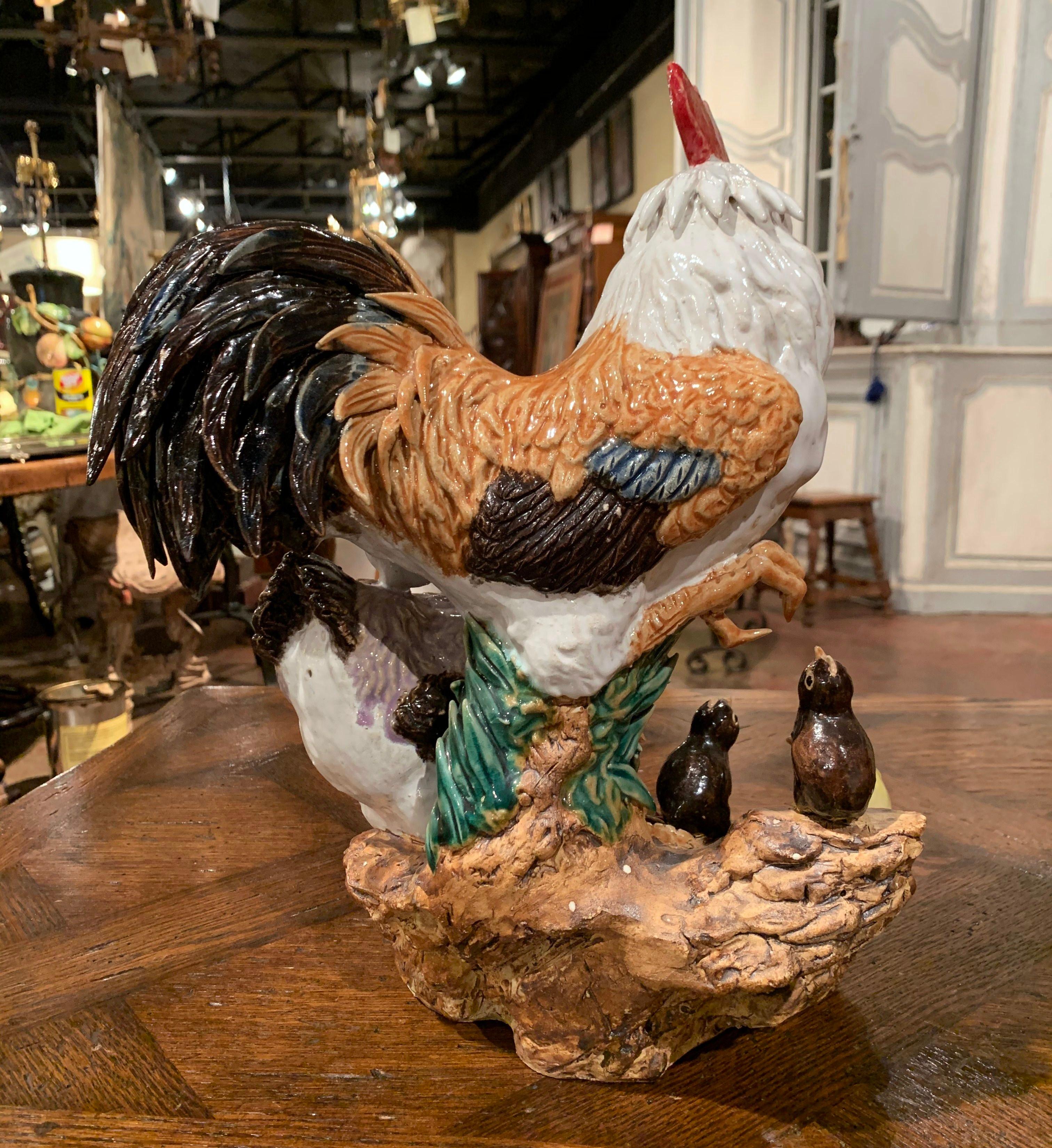 Französisch Hand bemalt Barbotine Keramik Huhn Familie Skulptur im Zustand „Hervorragend“ in Dallas, TX