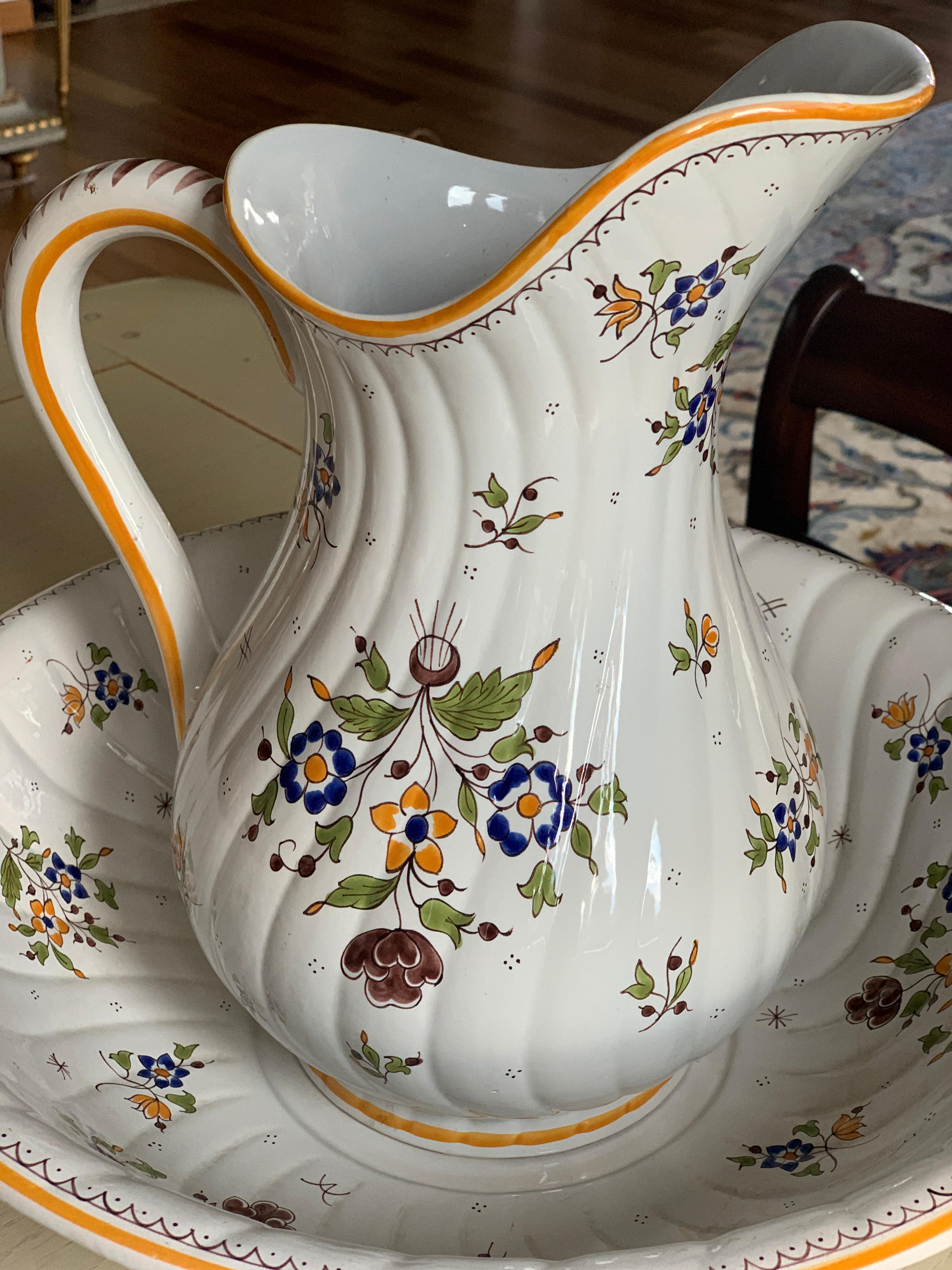 French hand painted ceramic pitcher and bowl by Moustiers with typical floral and birds decorations.
France, circa 1970
Very good condition.