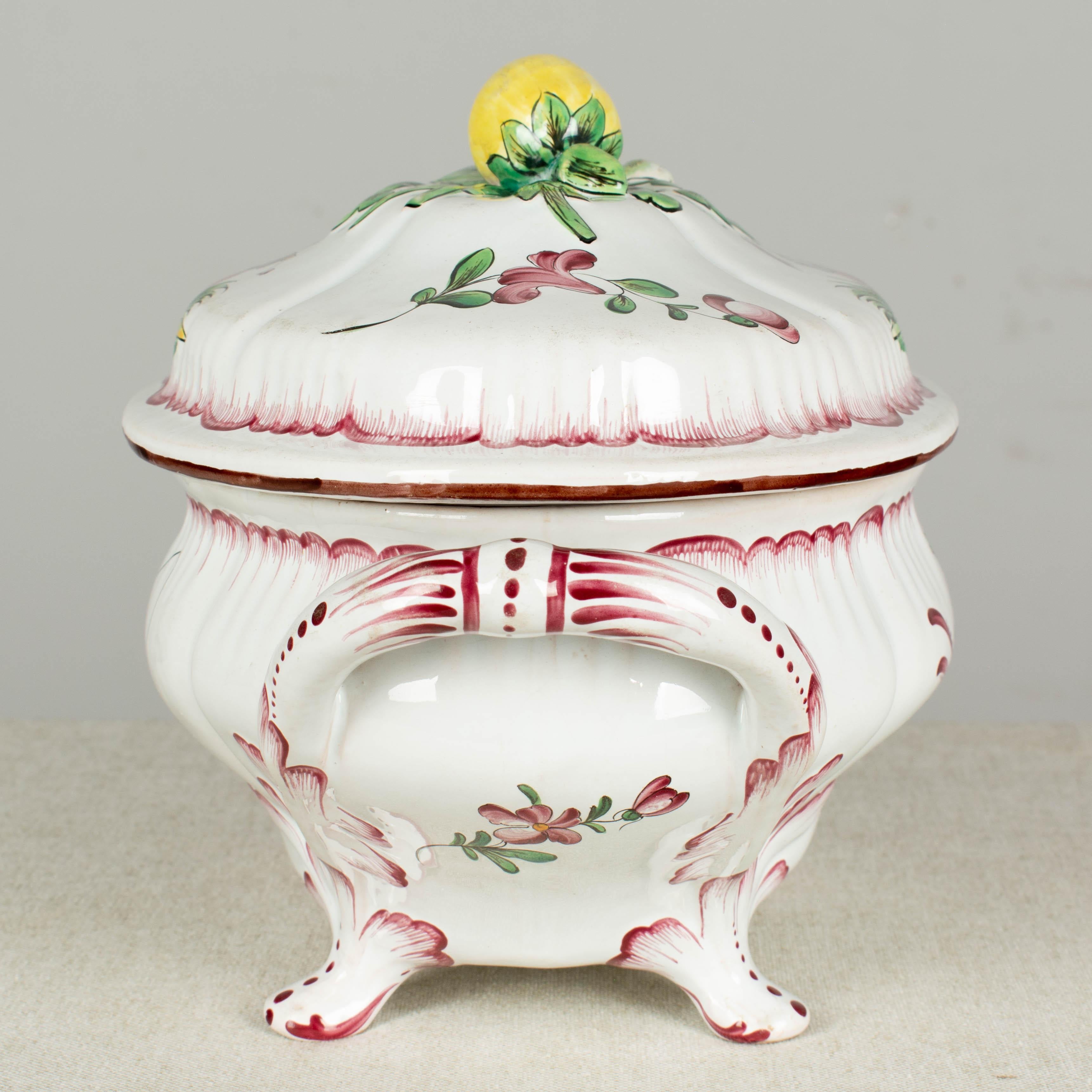 Sopera francesa de loza pintada a mano siglo XX en venta