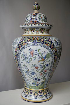 Urna o vaso di faience francese dipinto a mano con motivi di fiori e uccelli